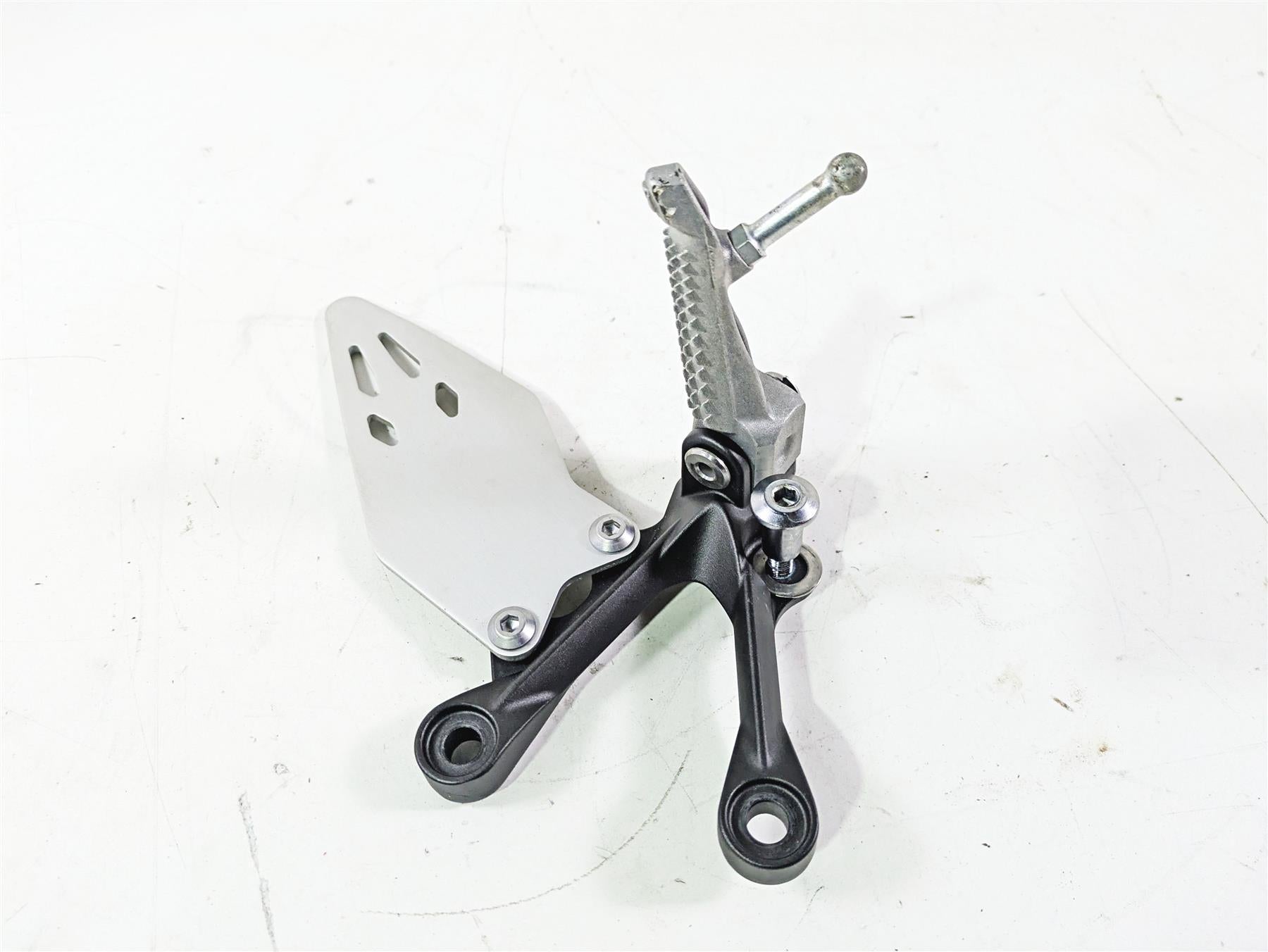 2024 Kawasaki ZX6R ZX636 Ninja Left Foot Peg + Mount & Guard 35063-0160-18R {{ shop.shopifyCountryName }} - Mototech271