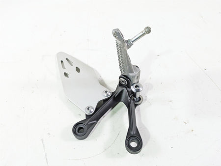 2024 Kawasaki ZX6R ZX636 Ninja Left Foot Peg + Mount & Guard 35063-0160-18R {{ shop.shopifyCountryName }} - Mototech271