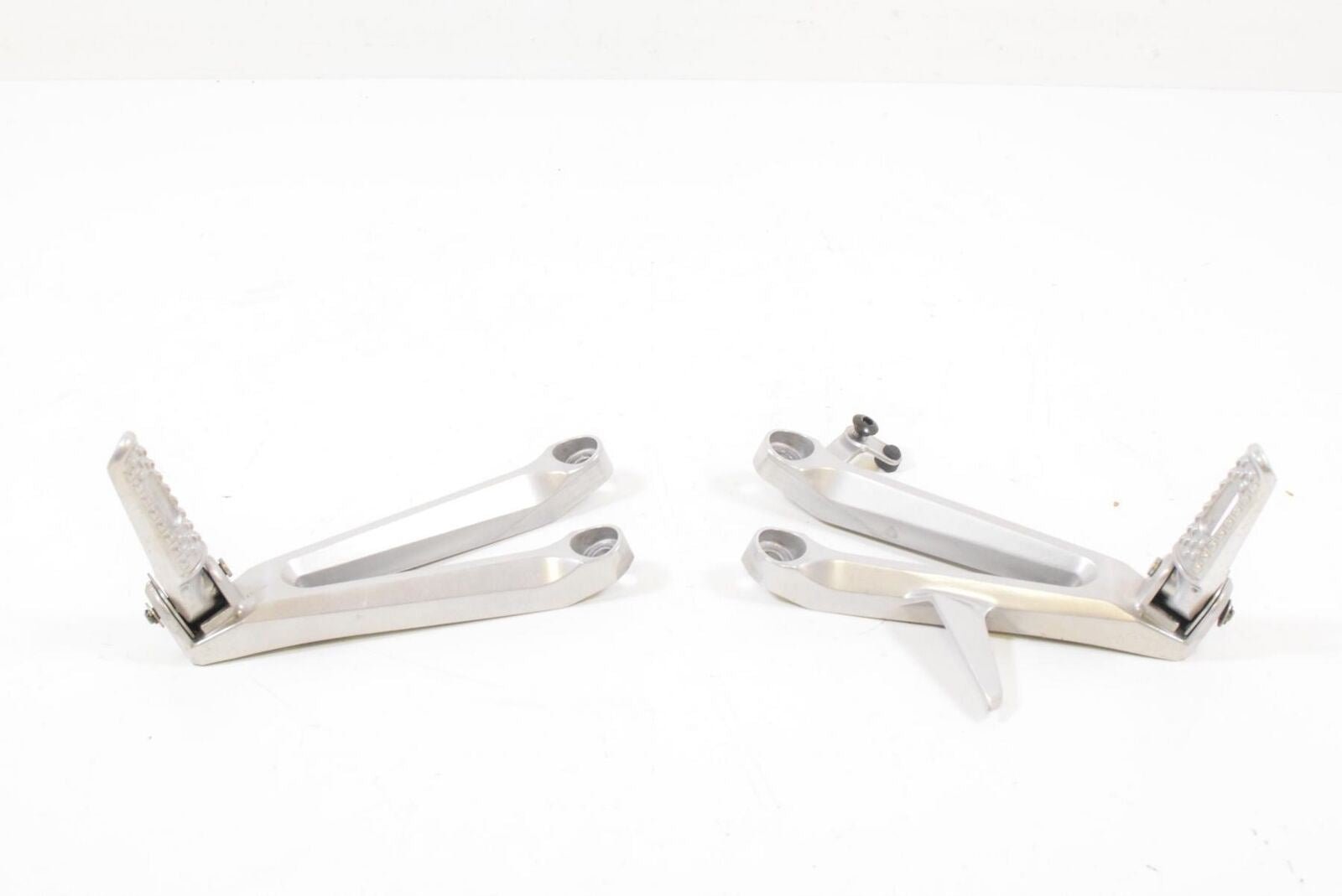 2004 Honda CBR1000RR CBR1000 RR Rear Passenger Footpeg Foot Peg Rest 50760-MEL-0 {{ shop.shopifyCountryName }} - Mototech271