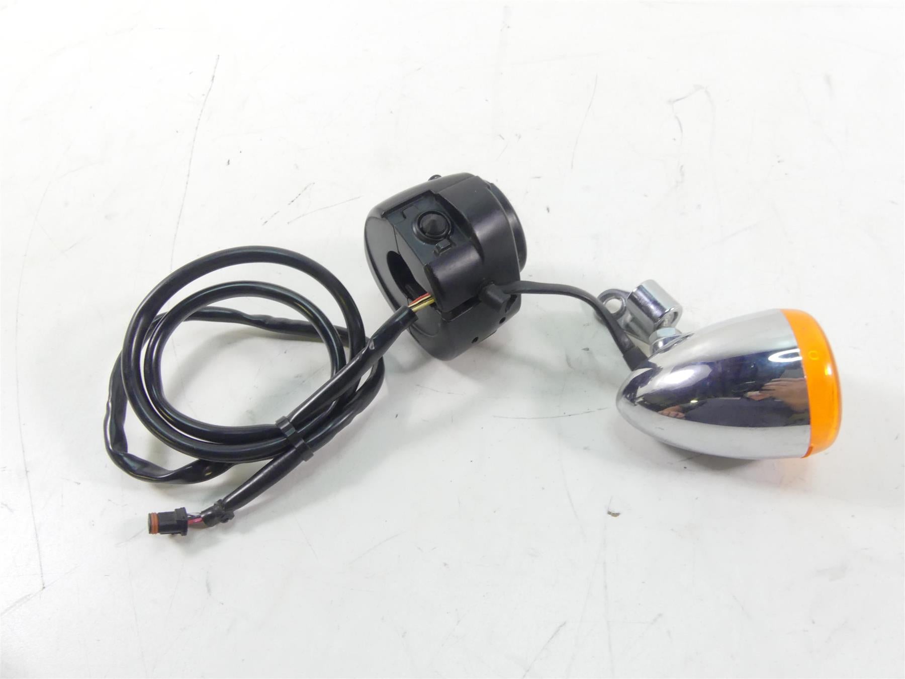 2014 Harley Dyna FXDF Fat Bob Left Hand Light Blinker Control Switch 72945-12 {{ shop.shopifyCountryName }} - Mototech271