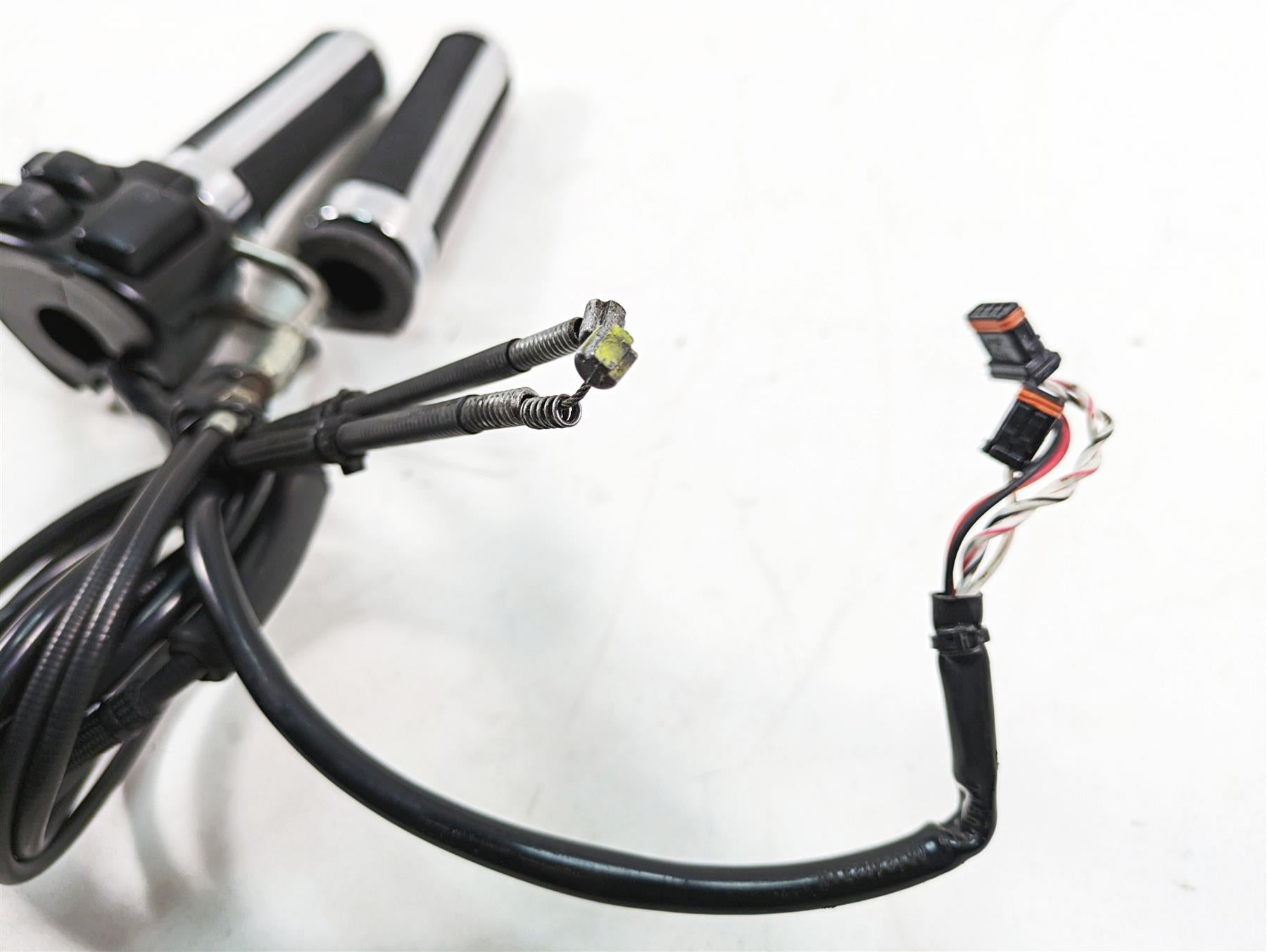 2012 Harley FLD Dyna Switchback Right Control Switch Throttle Grip Set 72948-12 {{ shop.shopifyCountryName }} - Mototech271
