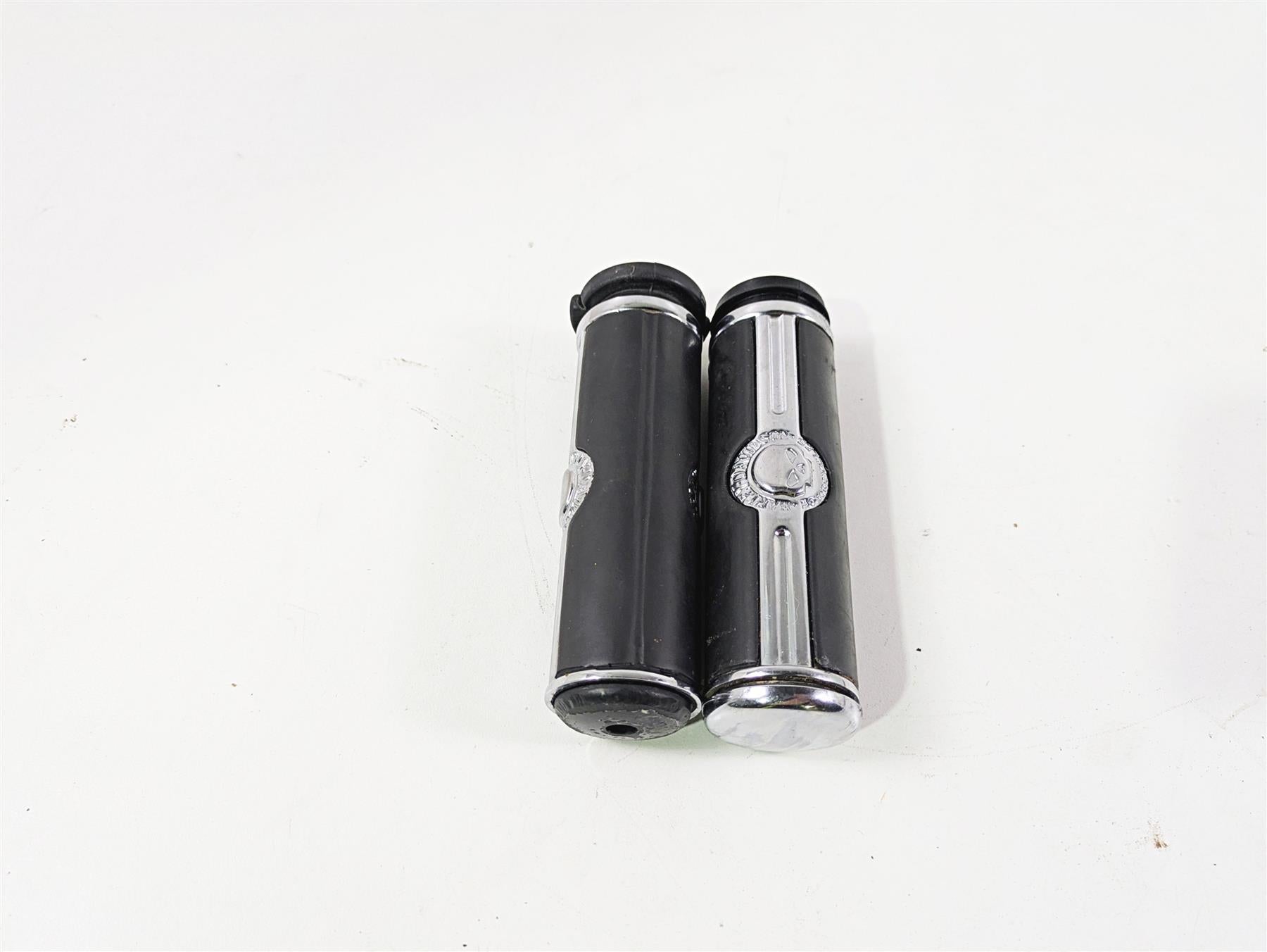 2016 Harley Touring FLHR Road King Willie G Skull Hand Grips - Read 56741-04 {{ shop.shopifyCountryName }} - Mototech271