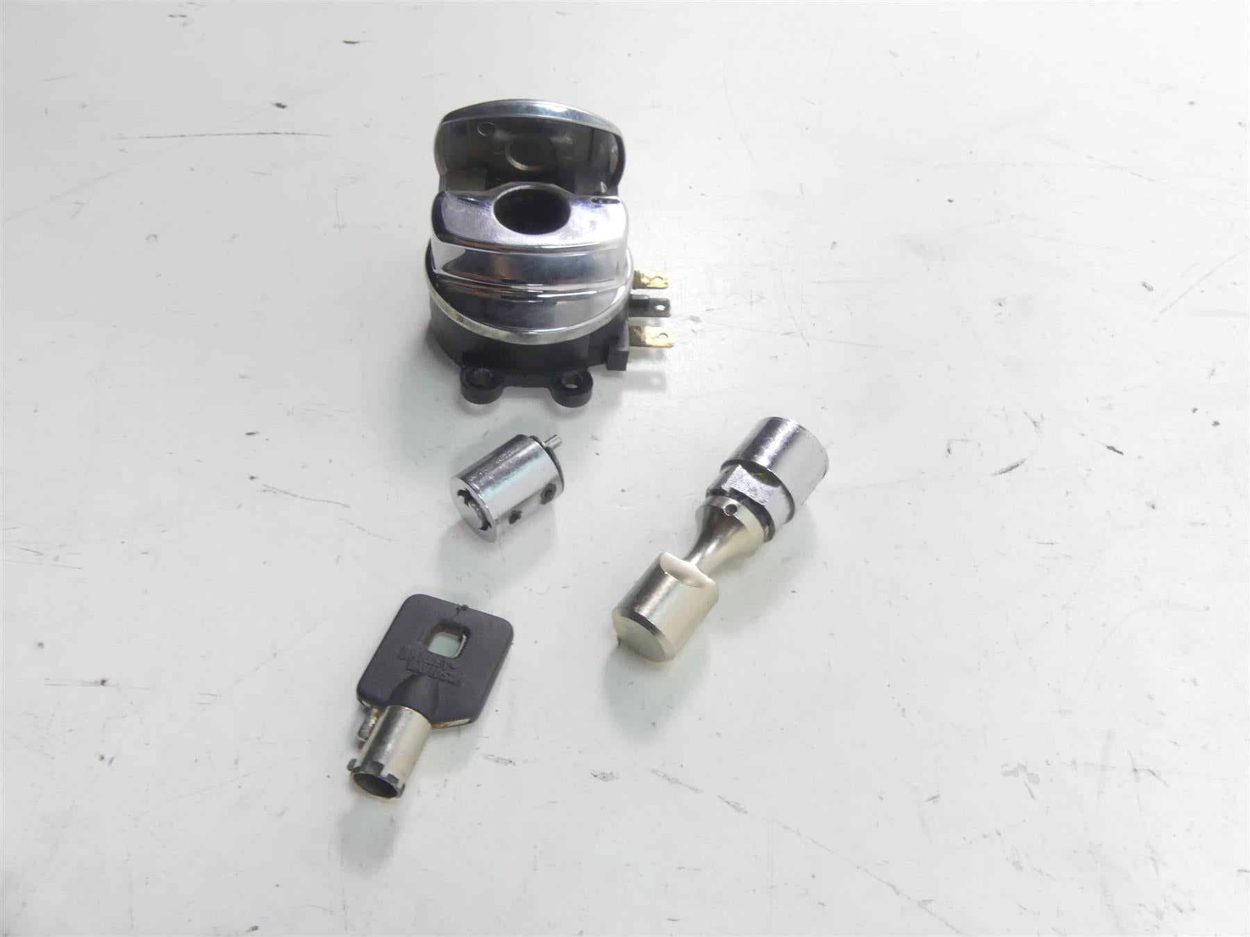 2004 Harley Softail FXSTD SE CVO Deuce Ignition Switch Key Lock Set 71450-04 {{ shop.shopifyCountryName }} - Mototech271