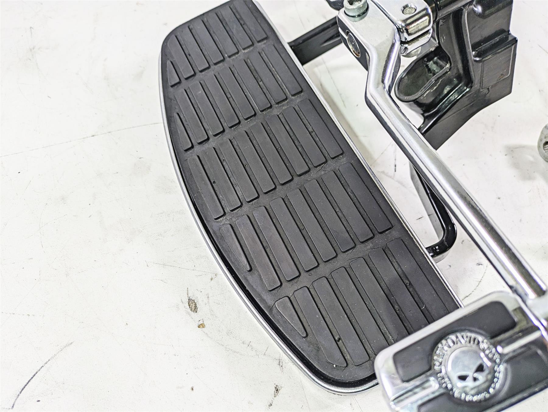 2004 Harley Softail FLSTF Fat Boy Front Left Floorboard Shifter Set 33630-00A {{ shop.shopifyCountryName }} - Mototech271