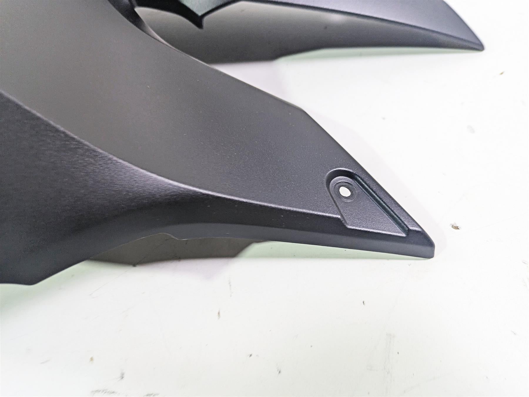 2010 BMW R1200GS K25 Tank Left Side Cover & Emblem 46637700875 46637700873 {{ shop.shopifyCountryName }} - Mototech271