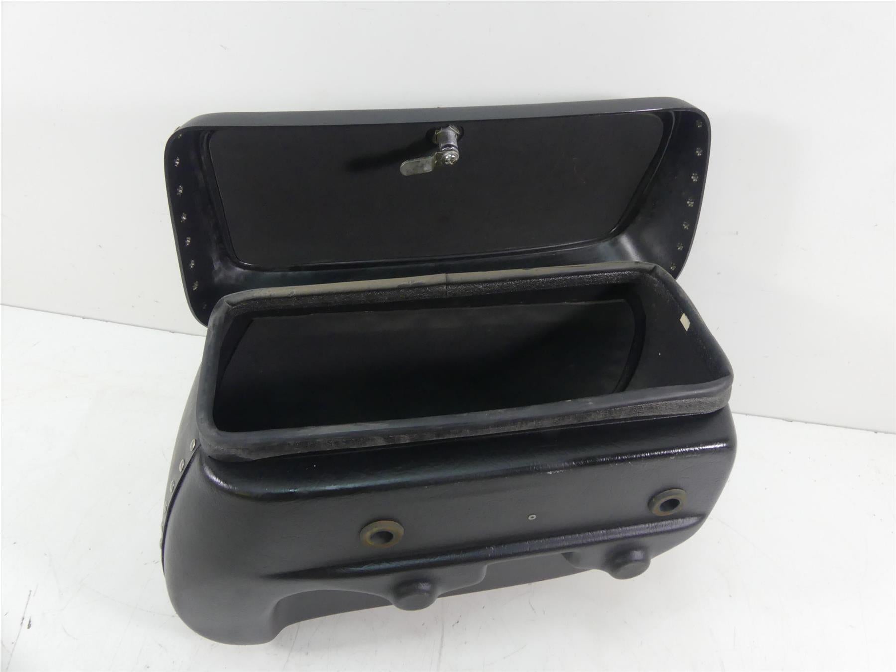 2002 Yamaha XVS1100 V-Star Left Leatherlyke Cross Country Saddlebag ACC625 {{ shop.shopifyCountryName }} - Mototech271