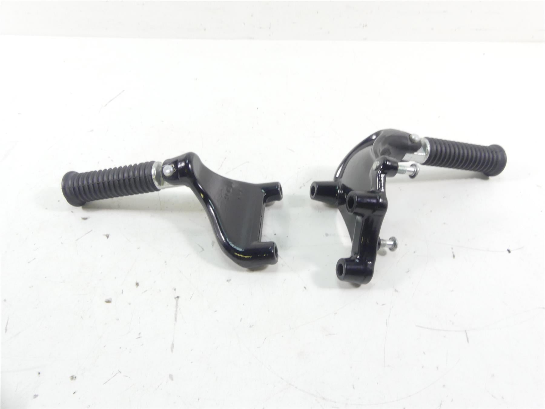 2020 Harley XL1200 CX Sportster Roadster Rear Passenger Footpeg Set 50500233