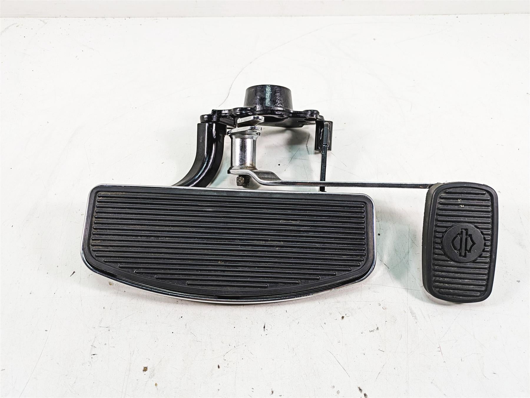 2010 Harley Touring FLHTCU Electra Glide Right Floorboard + Brake Pedal 50621-06 {{ shop.shopifyCountryName }} - Mototech271