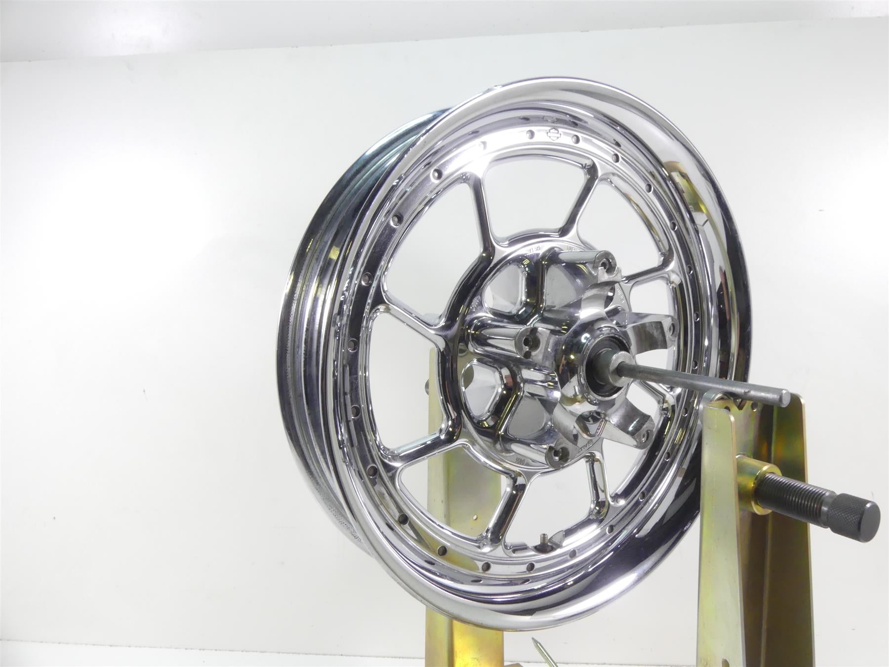 2007 Harley Touring FLHR SE CVO Road King Front Wheel 18x3.5 - Read 44612-07 {{ shop.shopifyCountryName }} - Mototech271