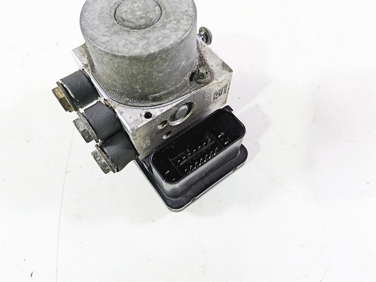 2018 Harley Softail FXFBS Fat Bob Abs Brake Pump Unit Module 41100043C {{ shop.shopifyCountryName }} - Mototech271