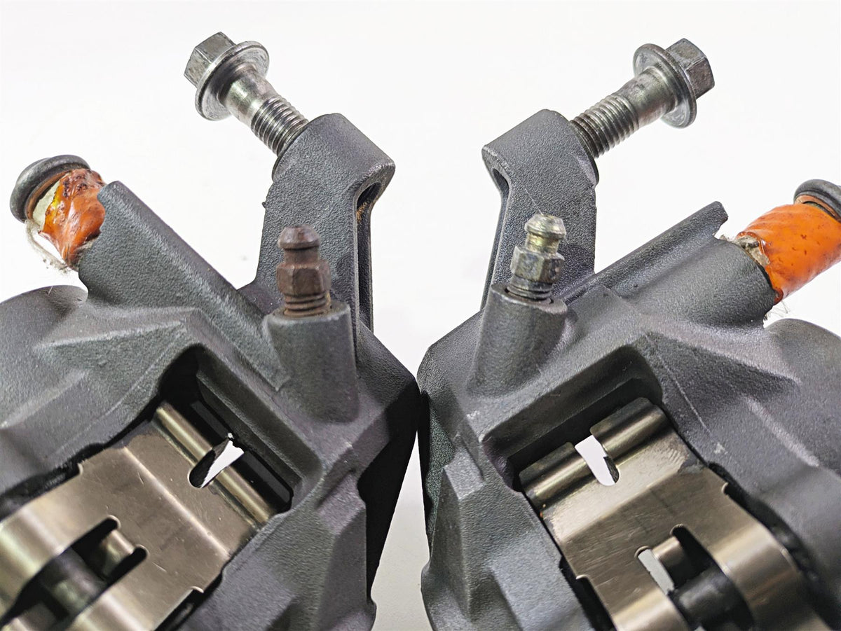 2002 Yamaha YZFR1 R1 Front Brake Caliper Set 5PW-2580U-00 5PW-2580U-00 {{ shop.shopifyCountryName }} - Mototech271