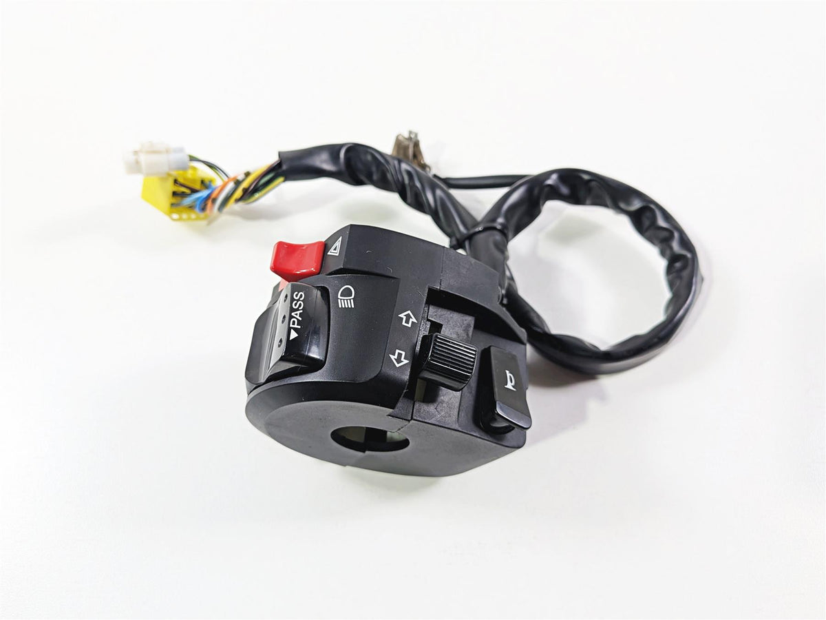 2024 Suzuki GSXR600 Left Hand Control Switch Light Blinker 37400-14J00 {{ shop.shopifyCountryName }} - Mototech271
