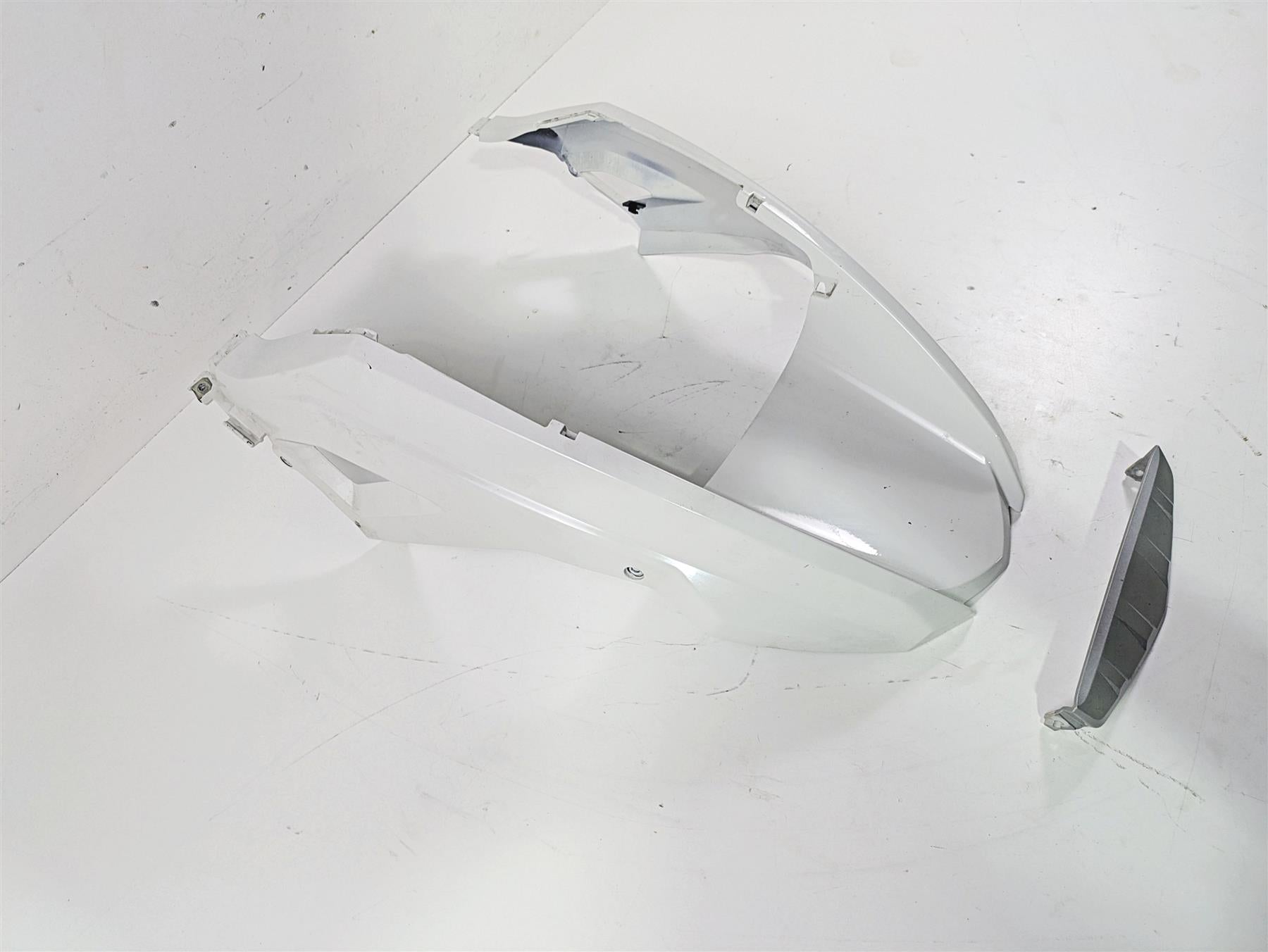 2010 BMW R1200GS K25 Front Upper Fender Alpin White 46617705227 46617705228 {{ shop.shopifyCountryName }} - Mototech271