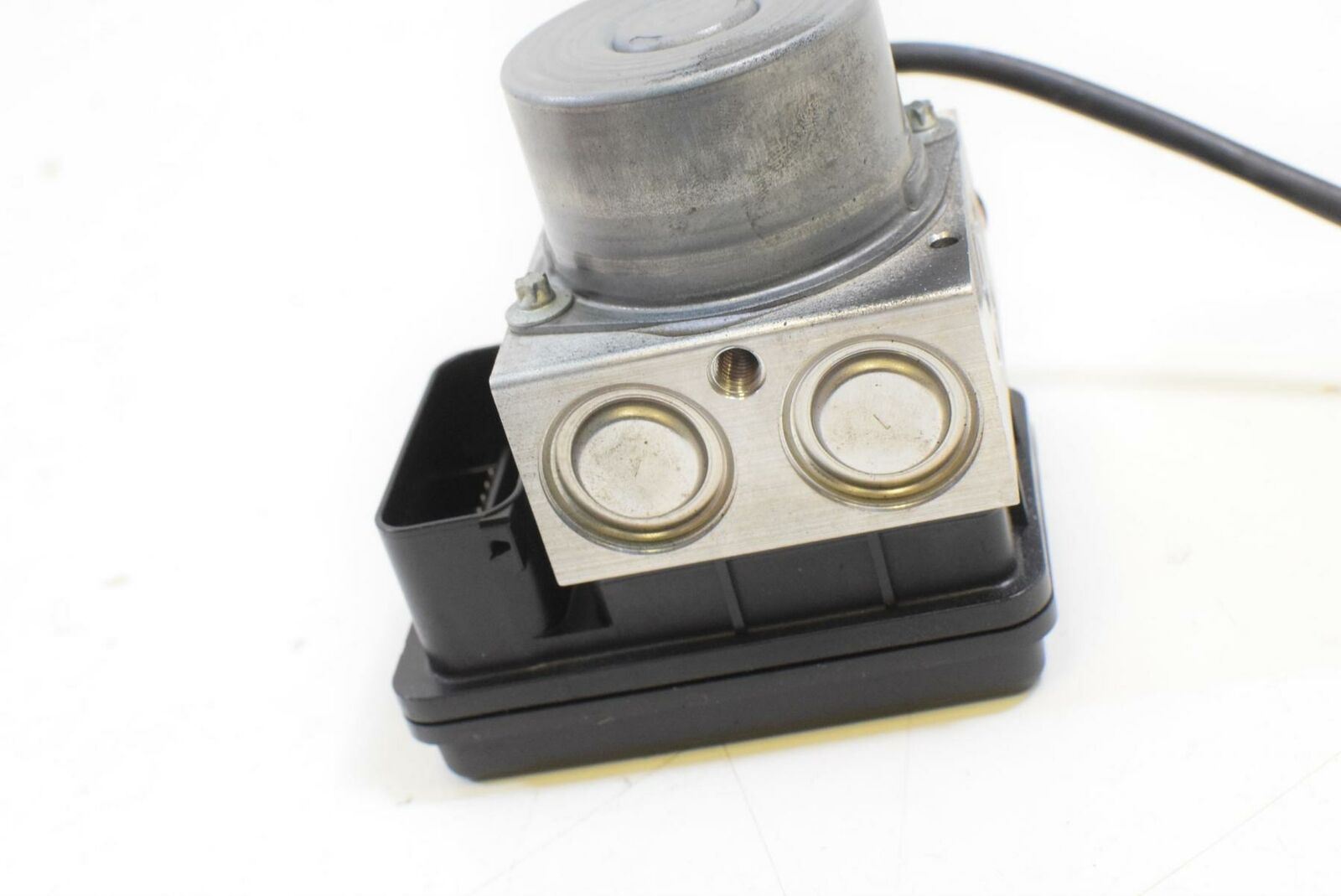 2018 Husqvarna 401 Vitpilen ABS Brake Pump Module 28542031044 {{ shop.shopifyCountryName }} - Mototech271