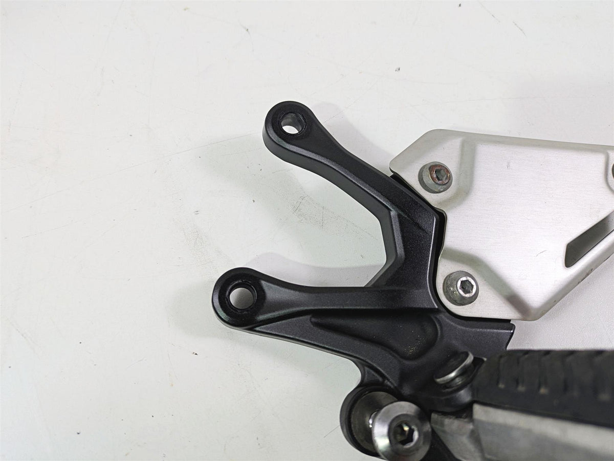 2020 Kawasaki Z900 ZR900 Left Front Foot Peg & Mount 35063-1399-18R {{ shop.shopifyCountryName }} - Mototech271