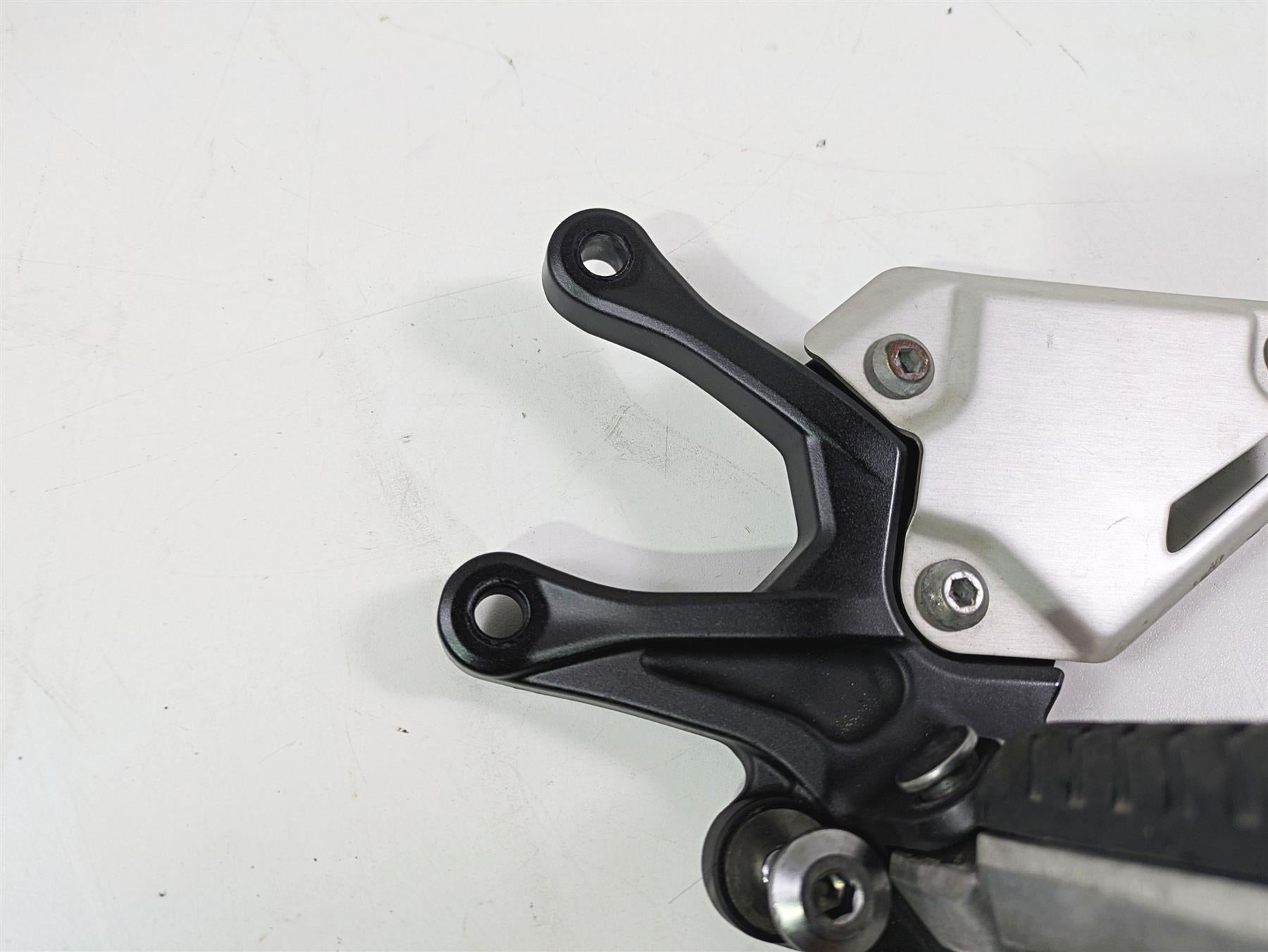 2020 Kawasaki Z900 ZR900 Left Front Foot Peg & Mount 35063-1399-18R {{ shop.shopifyCountryName }} - Mototech271