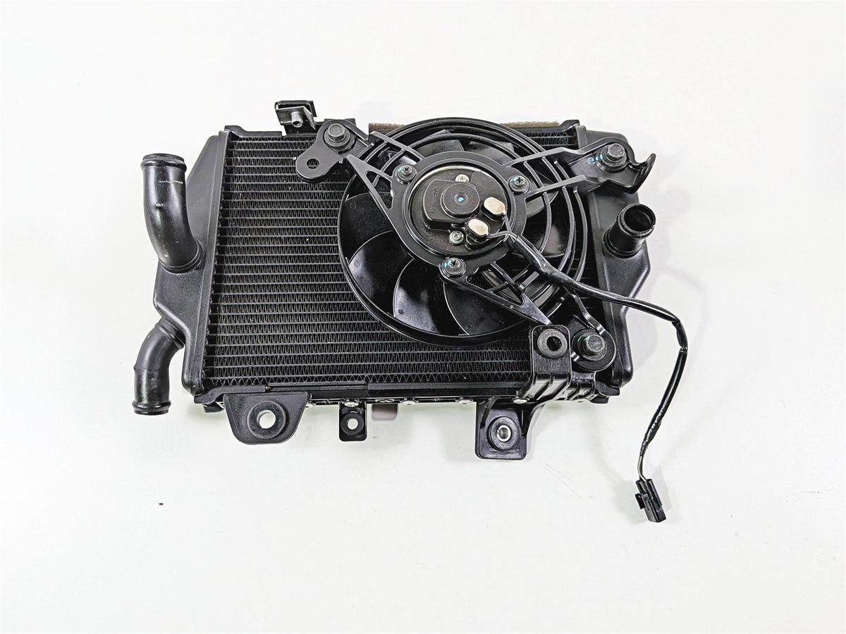 2022 Triumph Tiger 900 GT Pro Left Coolant Radiator And Fan T2104610 {{ shop.shopifyCountryName }} - Mototech271