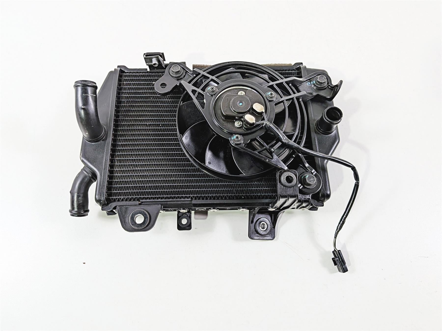 2022 Triumph Tiger 900 GT Pro Left Coolant Radiator And Fan T2104610 {{ shop.shopifyCountryName }} - Mototech271
