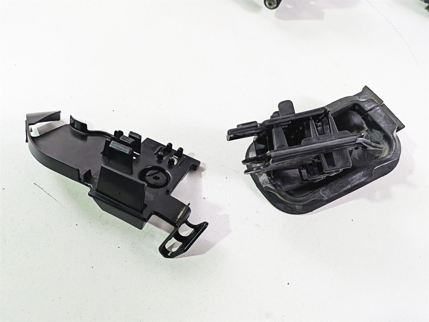 2018 Harley FLHCS Softail Heritage 115th Plastic Electric Holder Set 69201675 {{ shop.shopifyCountryName }} - Mototech271