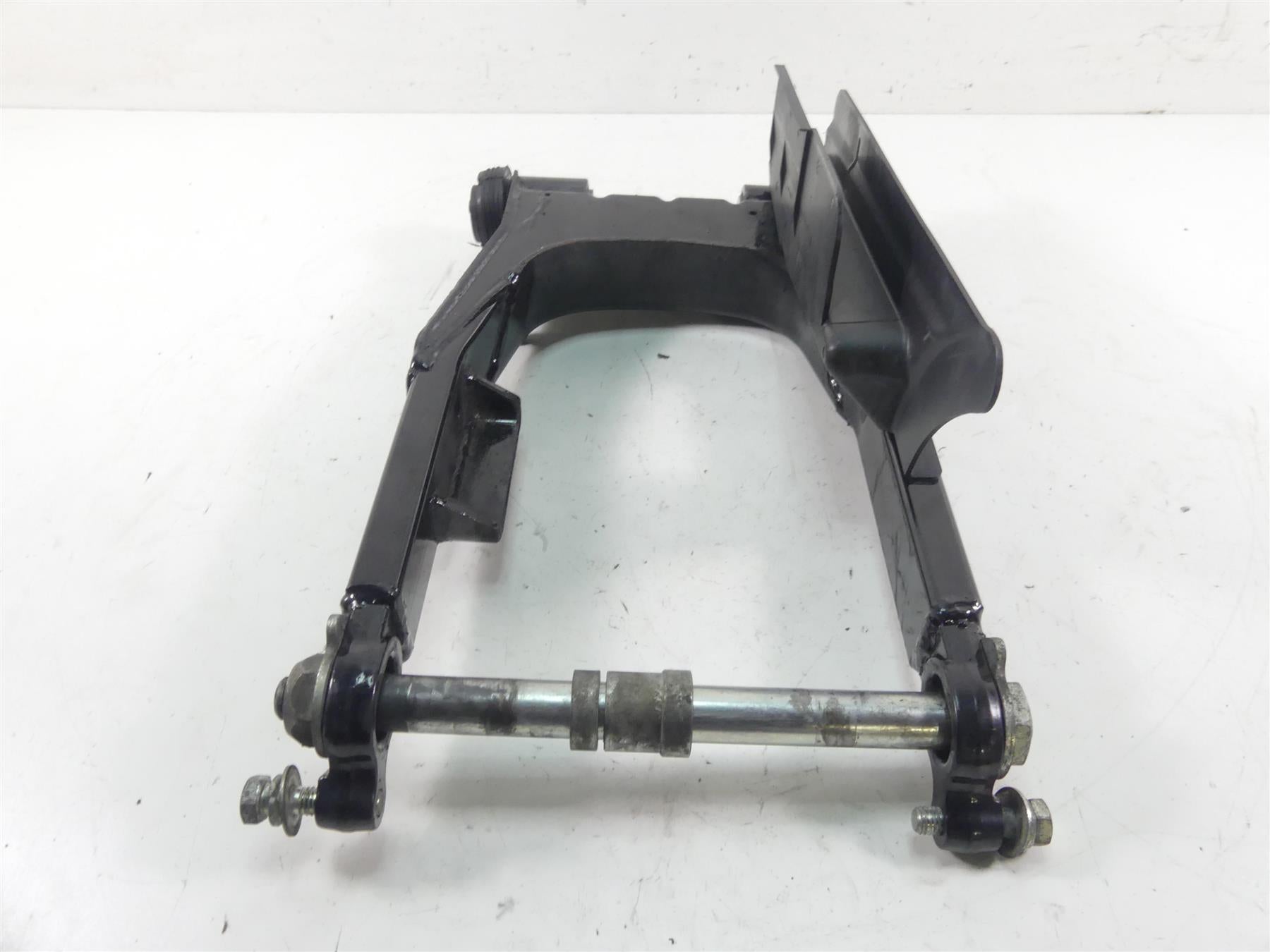 2005 Harley Touring CVO FLHTCSE Electra Glide Swingarm Swing Arm & Axle 47549-02 {{ shop.shopifyCountryName }} - Mototech271