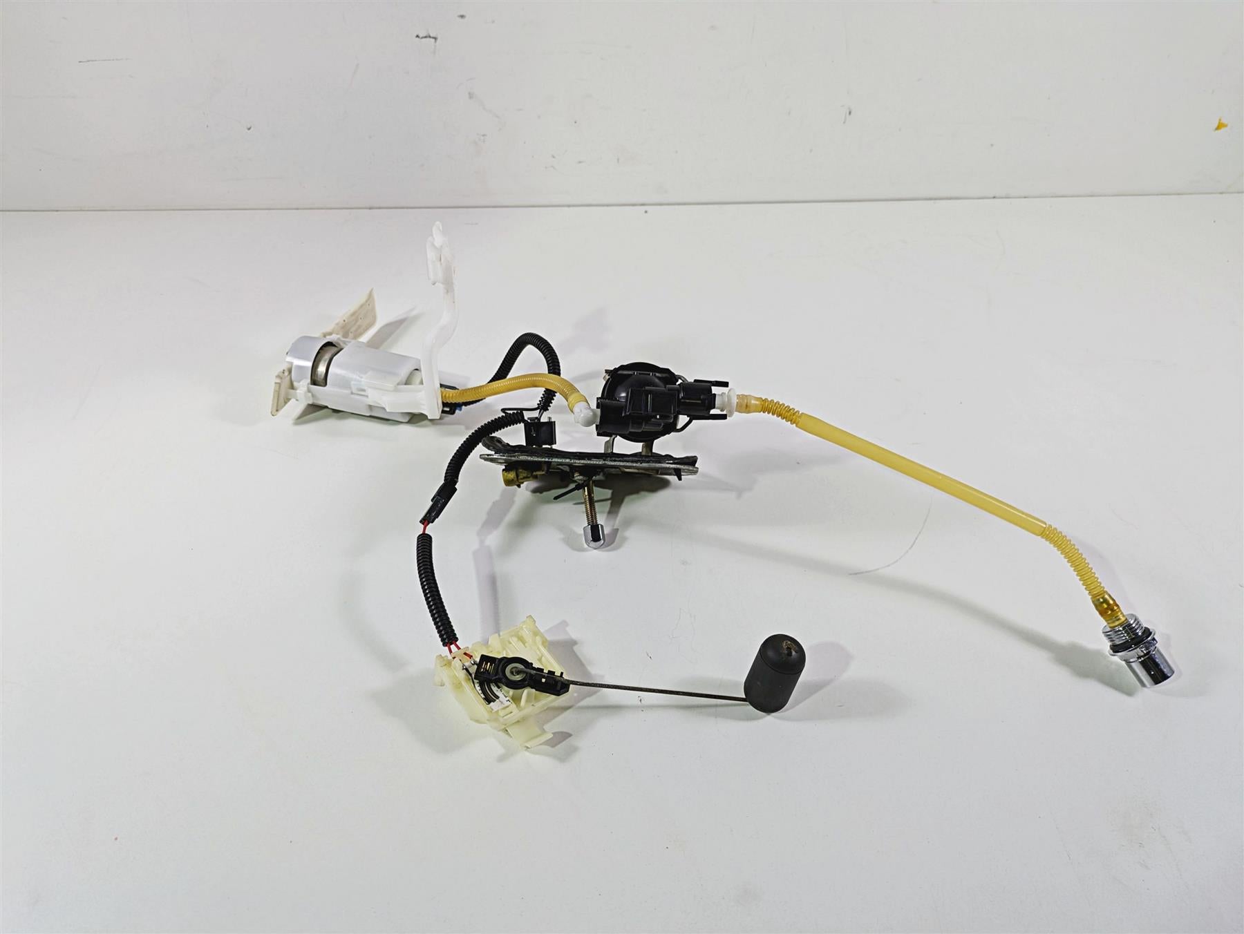 2009 Harley FLSTSB Cross Bones Fuel Gas Petrol Pump - Tested 75284-08A 75252-08 {{ shop.shopifyCountryName }} - Mototech271