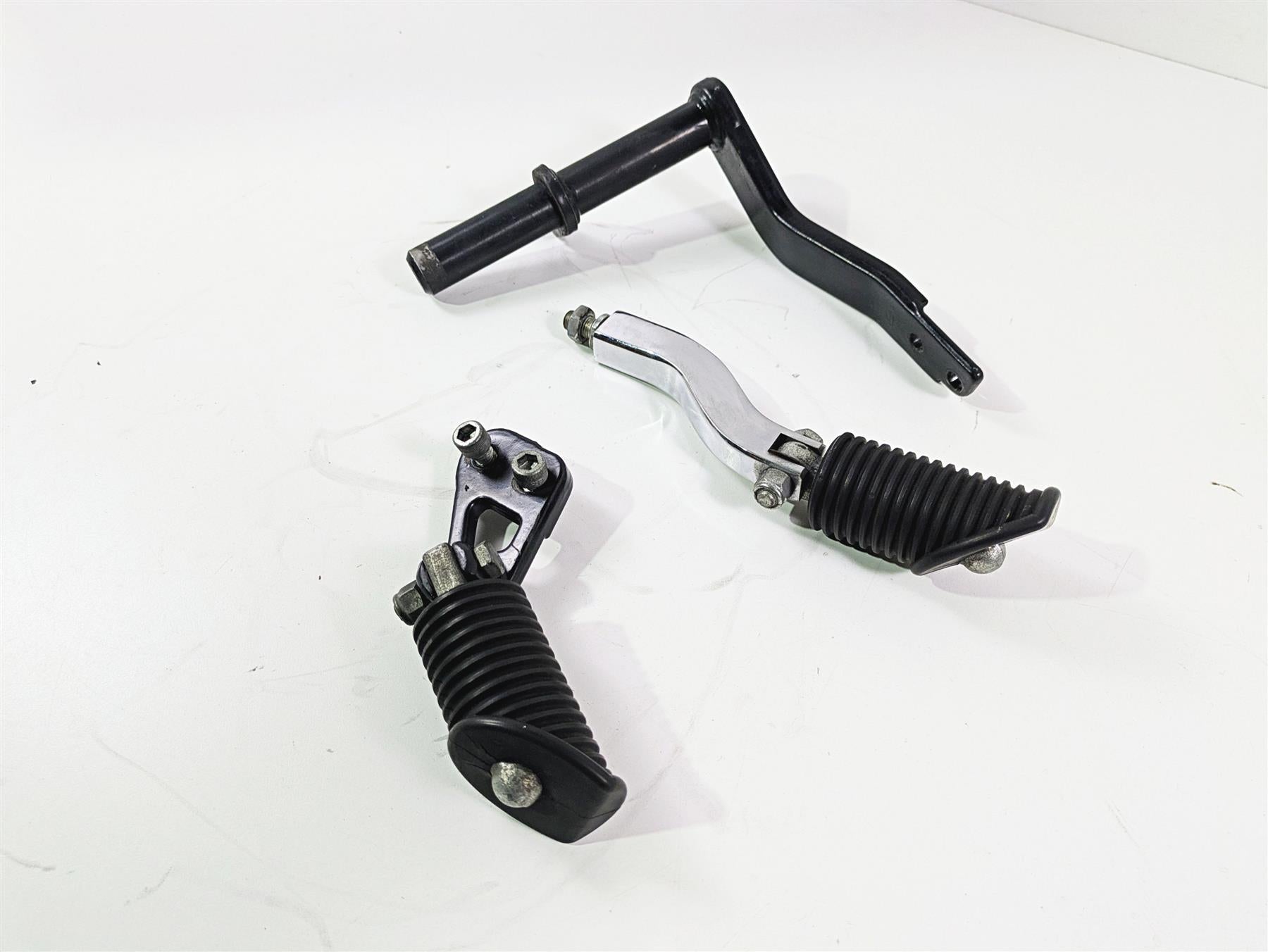 1999 Harley Dyna FXDL Low Rider Passenger Footpeg Set + Mount 49165-90 52740-94A {{ shop.shopifyCountryName }} - Mototech271