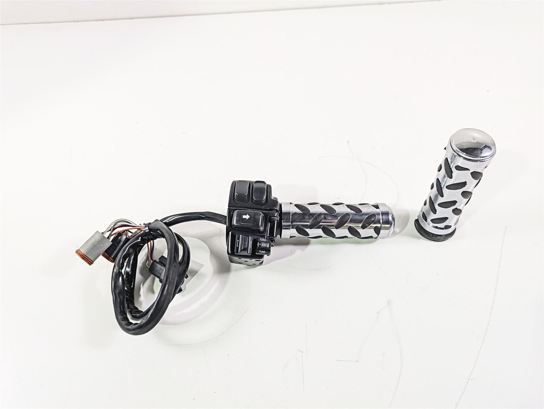 1996 Harley Touring FLHTCUI Electra Glide Right Hand Control Switch 71684-06A {{ shop.shopifyCountryName }} - Mototech271
