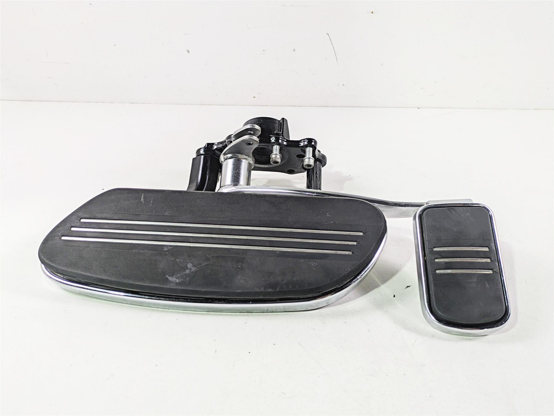 2021 Harley Touring FLTRX Road Glide Right Floor Board & Brake - Read 50688-04