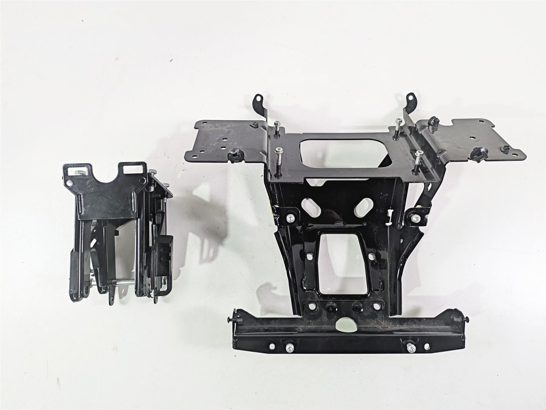 2021 Harley Touring FLTRX Road Glide Front Fairing Support Mount Set 47200217 {{ shop.shopifyCountryName }} - Mototech271