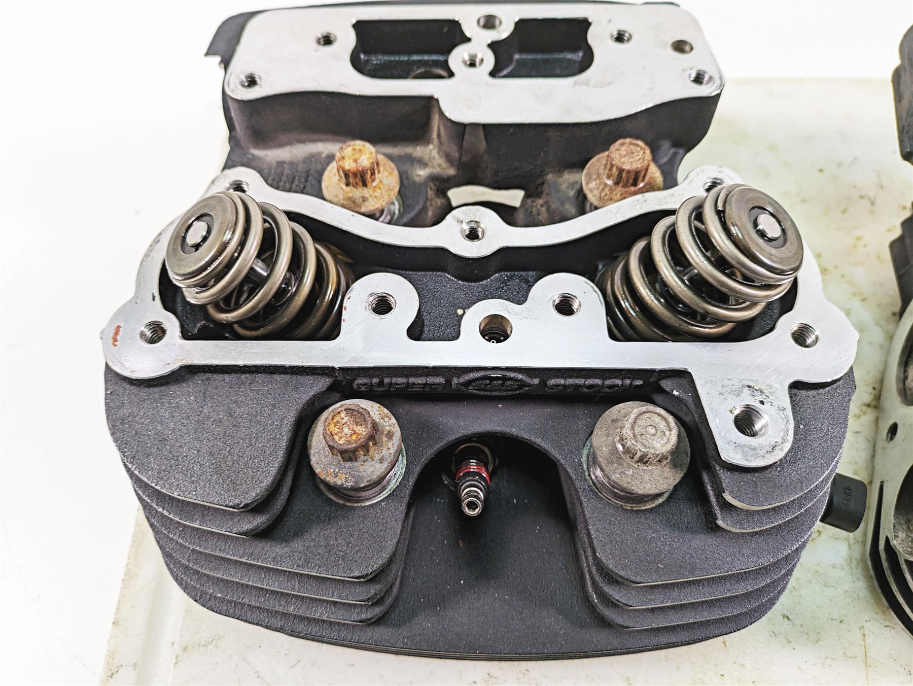 S&S Cycle Super Stock Twin Cam Cylinder Head Set 90-1050R-S F00404 {{ shop.shopifyCountryName }} - Mototech271