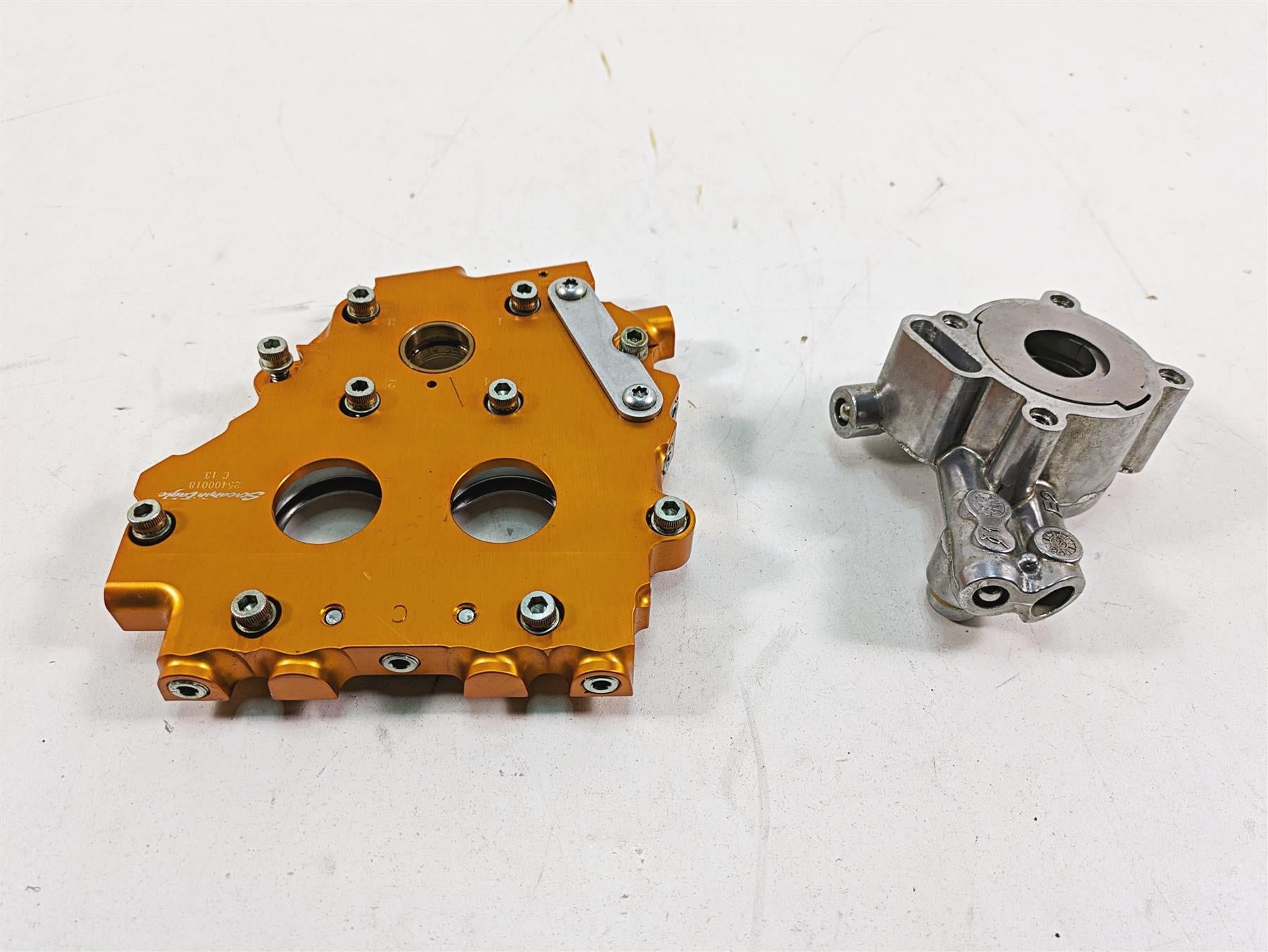 Harley Davidson Big Twin Screamin Eagle Cam Shaft Carrier & Oil Pump 25400018 {{ shop.shopifyCountryName }} - Mototech271