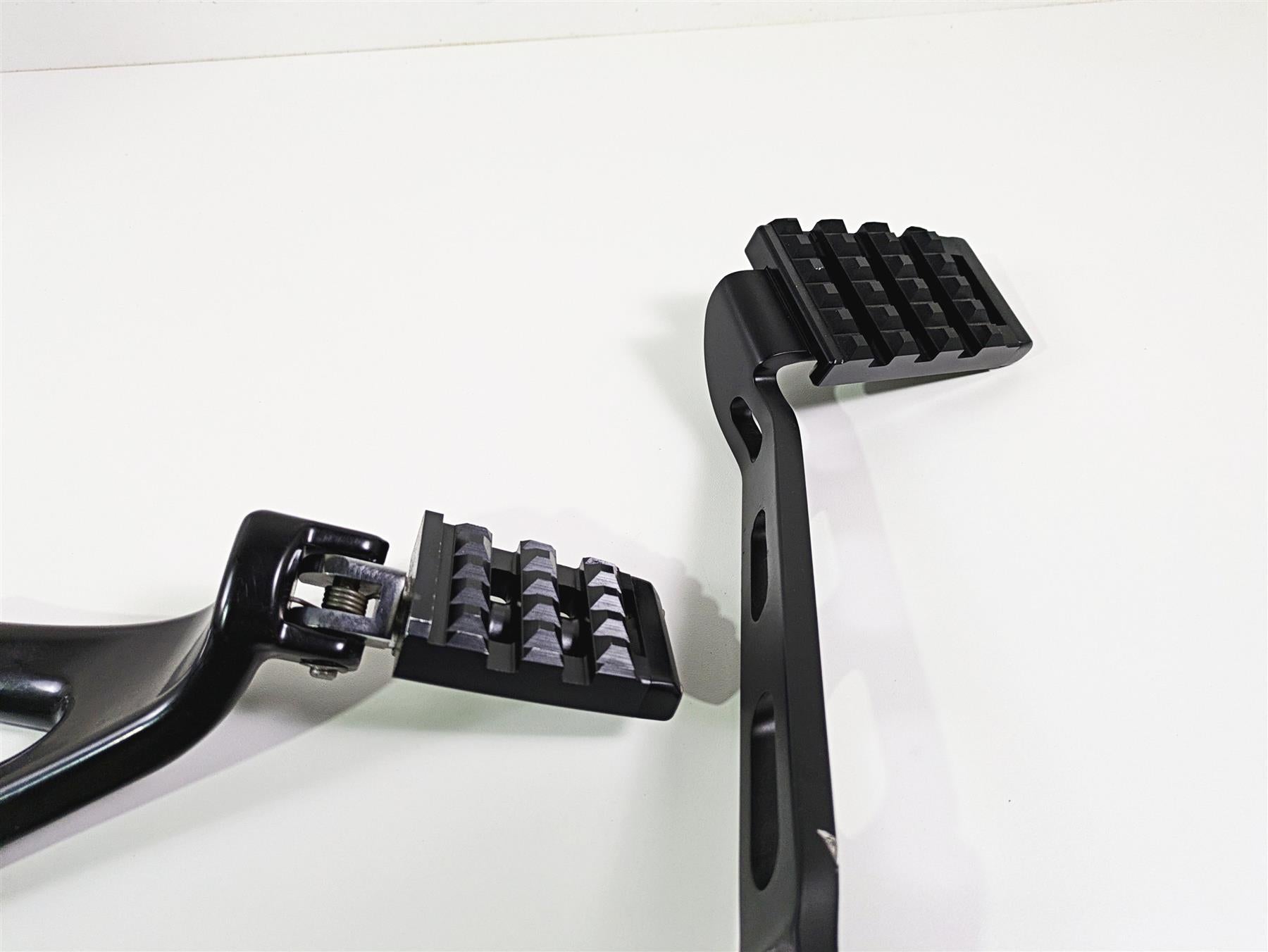 2019 Harley Softail FXDR 114 Footpeg Shifter Brake Pedal Set 33600134 50500746 {{ shop.shopifyCountryName }} - Mototech271