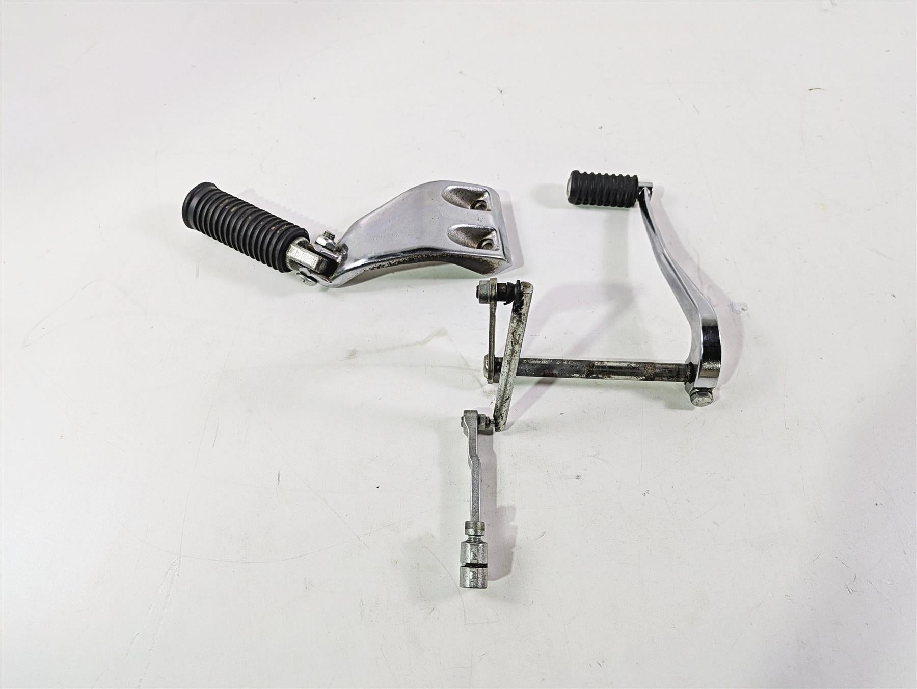 2008 Harley FXDL Dyna Low Rider 105TH Left Rider Mid Footpeg & Shifter 50639-90A