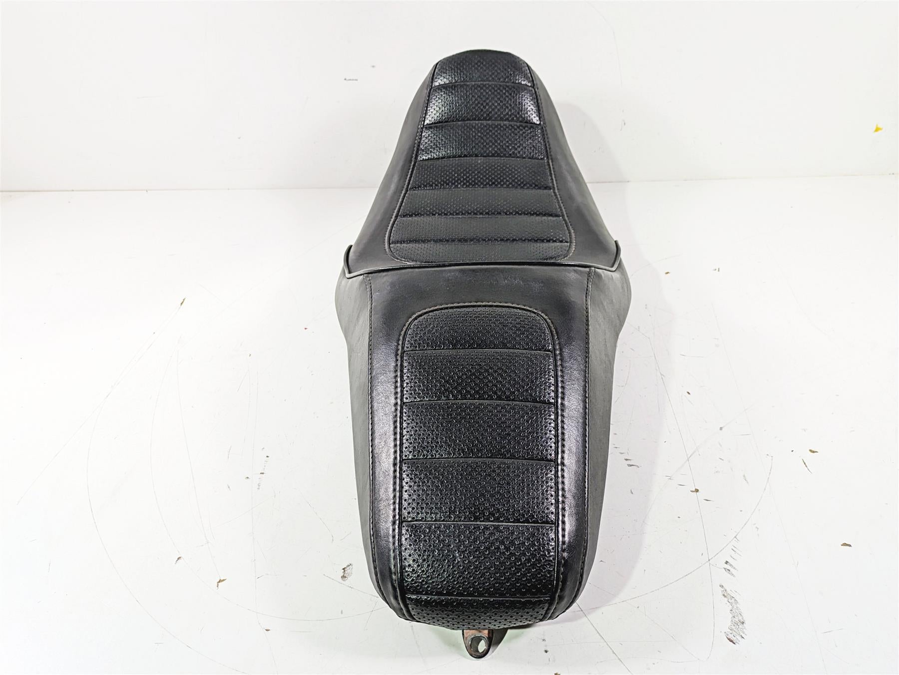 2015 Harley FXDL Dyna Low Rider Nice Seat Saddle 52000136 {{ shop.shopifyCountryName }} - Mototech271