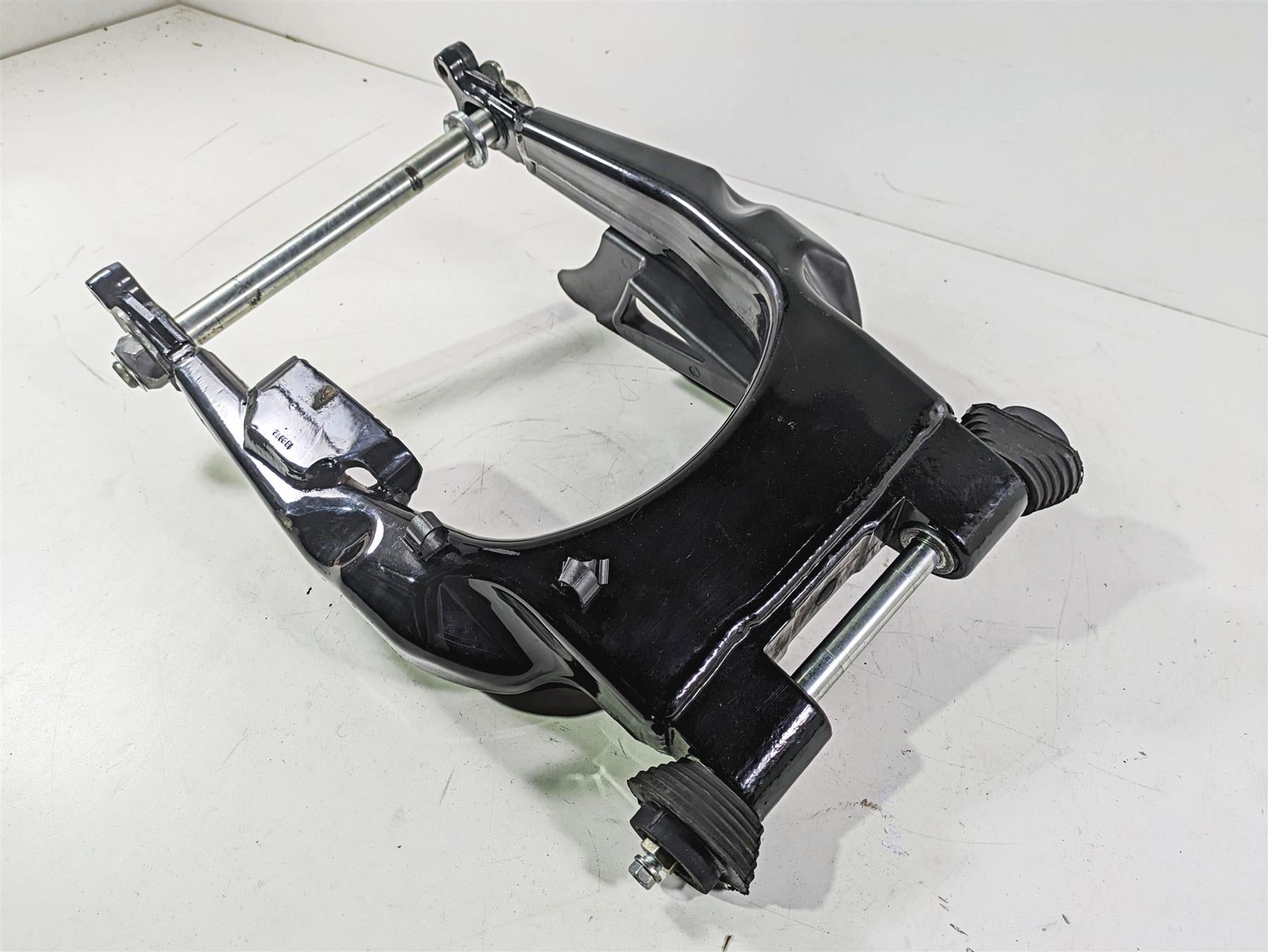 2020 Harley Touring FLHT Electra Glide Swingarm Swing Arm + Axle 47549-09A {{ shop.shopifyCountryName }} - Mototech271