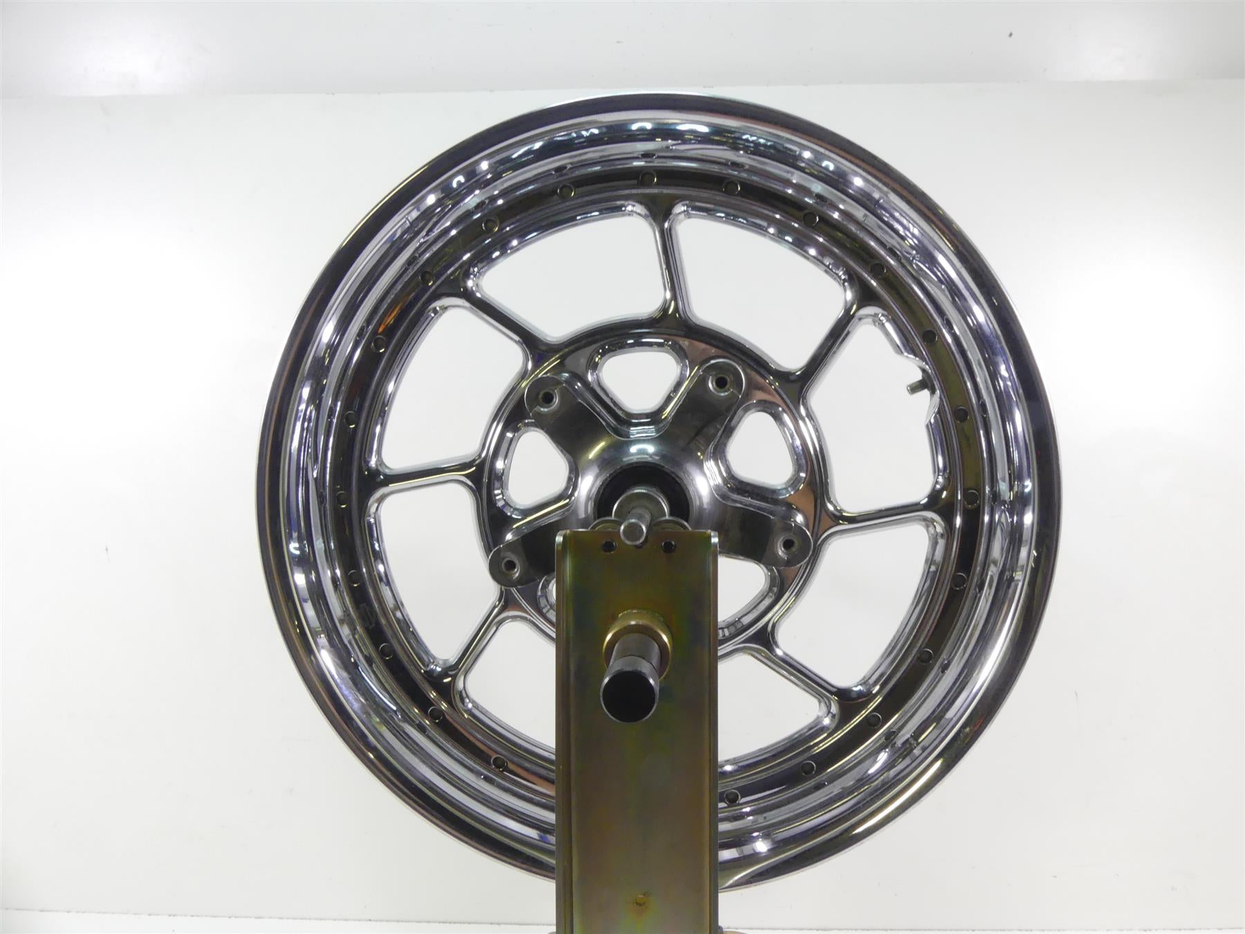 2007 Harley Touring FLHR SE CVO Road King Front Wheel 18x3.5 - Read 44612-07