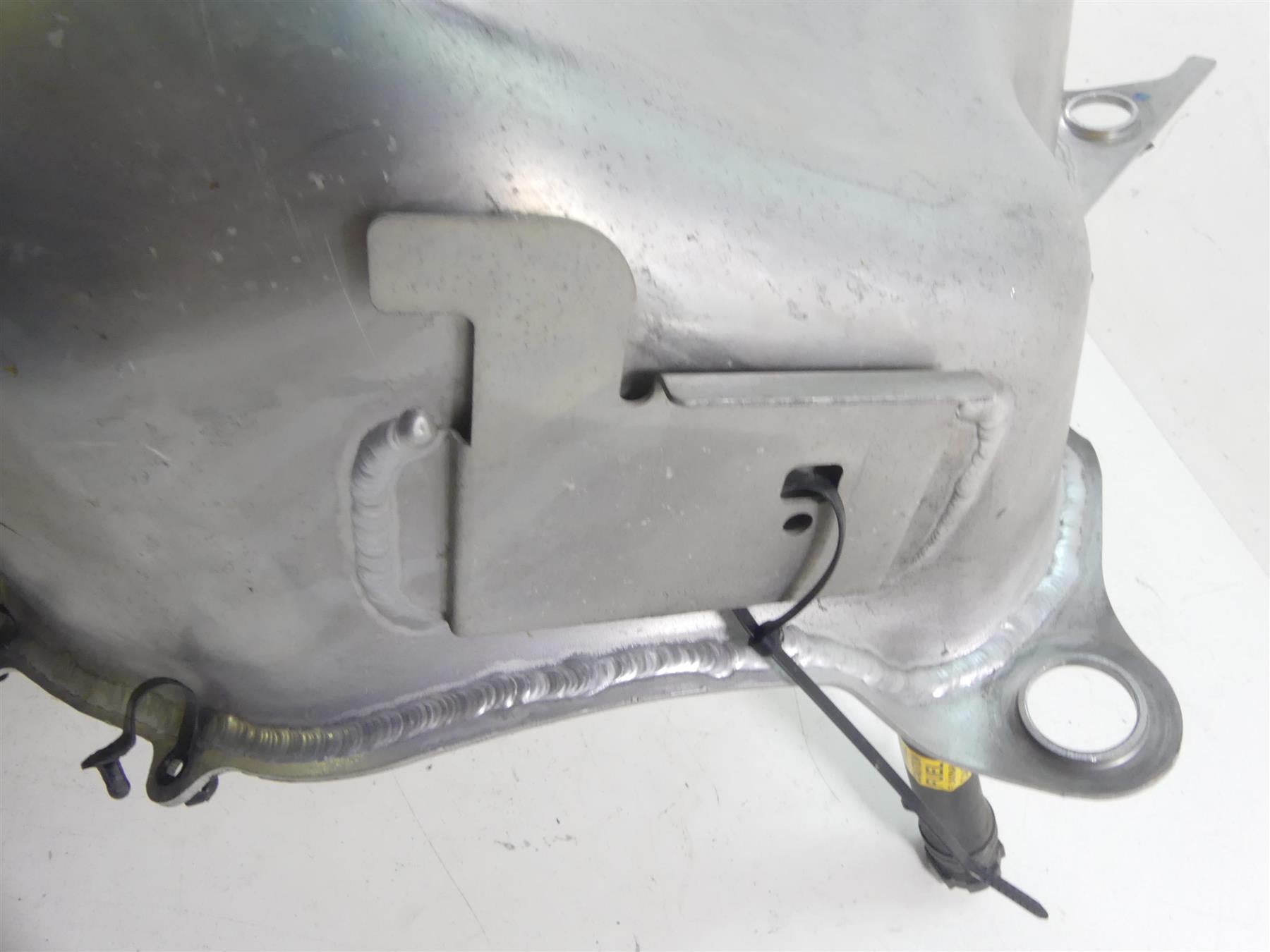 2011 Victory Vision Tour Left Fuel Gas Petrol Tank Reservoir 1017247 2204686 {{ shop.shopifyCountryName }} - Mototech271