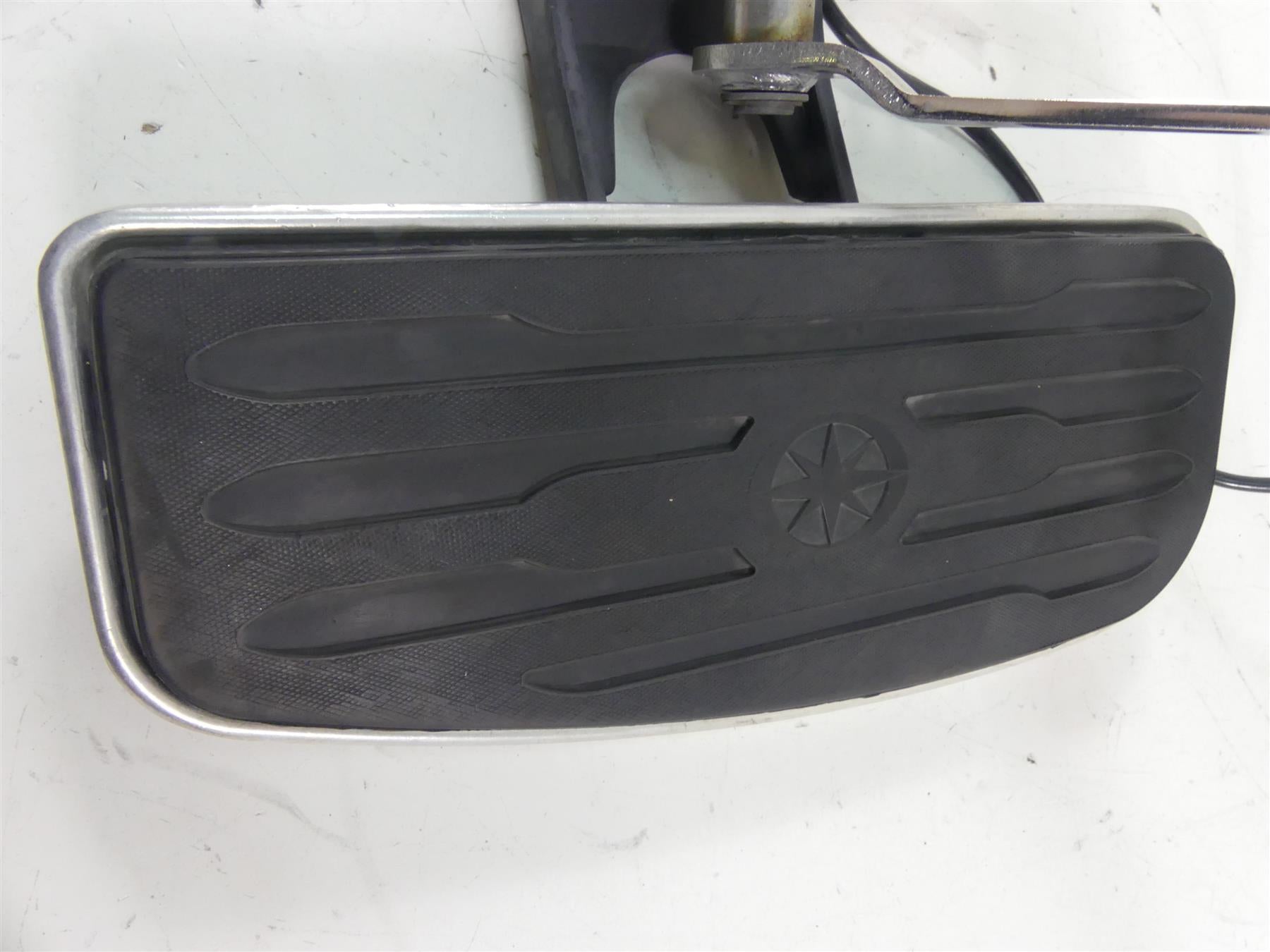 2001 Yamaha XV1600 Road Star Front Right Floor Board + Brake Pedal 4WM-27420-10 {{ shop.shopifyCountryName }} - Mototech271
