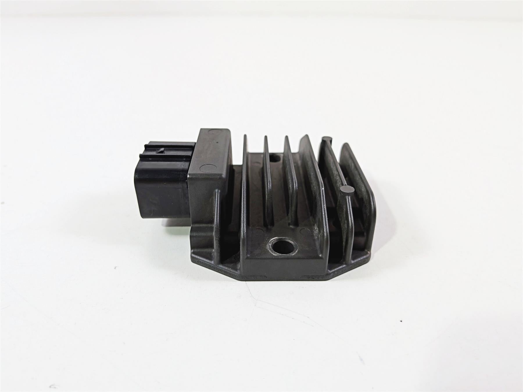 2024 Yamaha YZF R1 RN65 Rectifier Voltage Regulator FH022BA 2CR-81960-00-00 {{ shop.shopifyCountryName }} - Mototech271