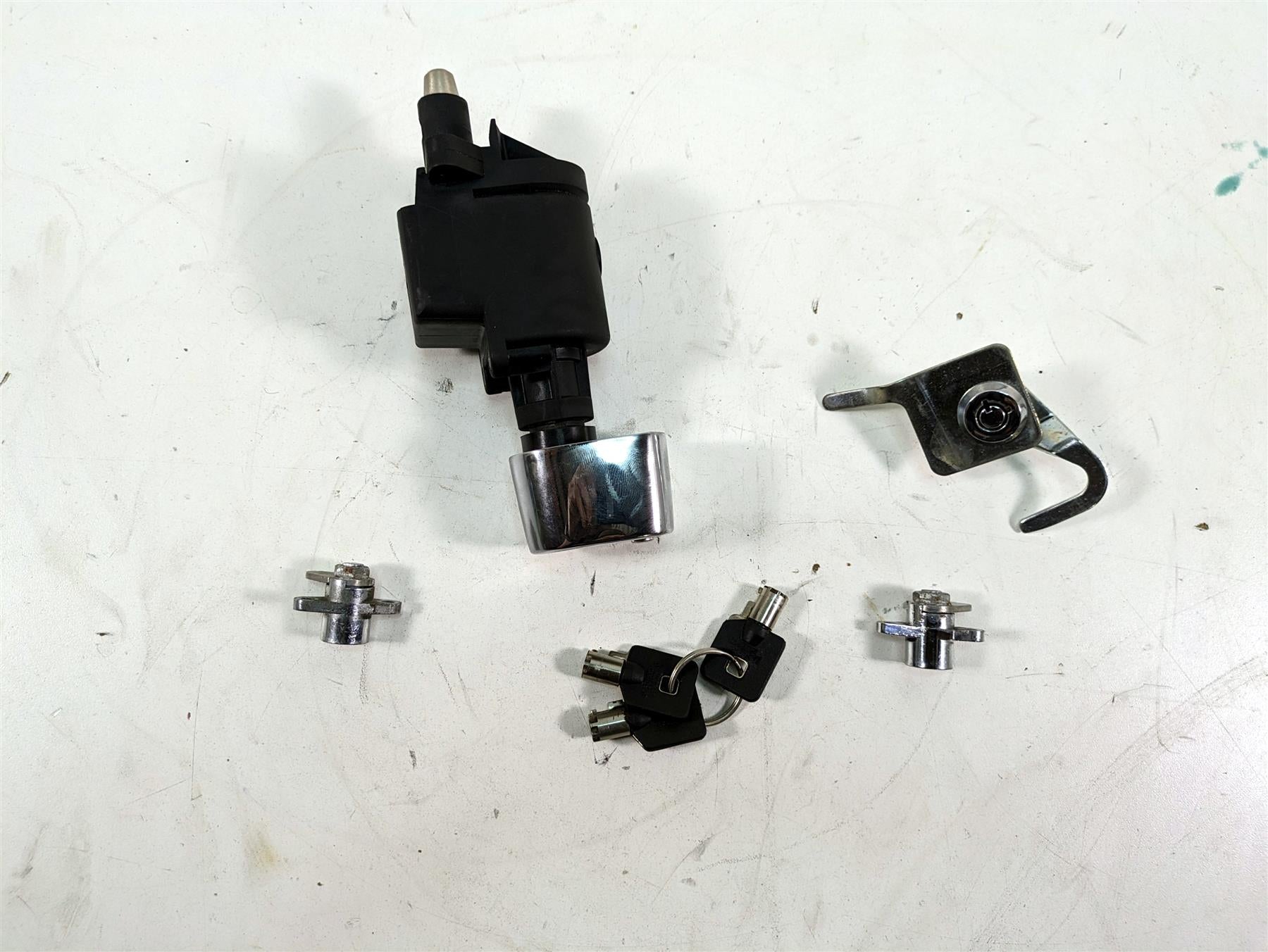 2006 Harley Touring FLHTCUI Electra Glide Ignition Switch Key Lock