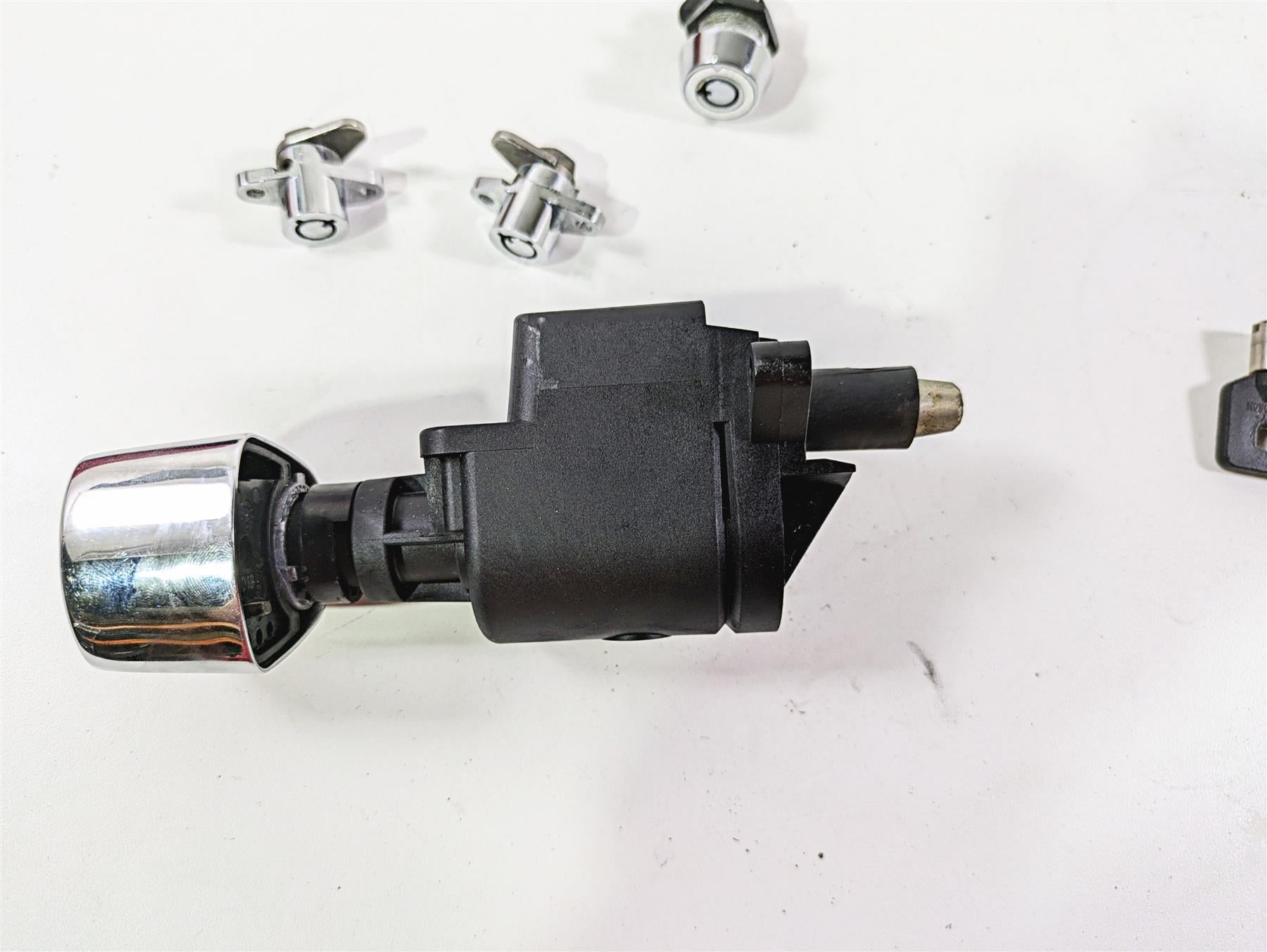 2010 Harley Touring FLHTK Electra Glide Ignition Switch Key Lock