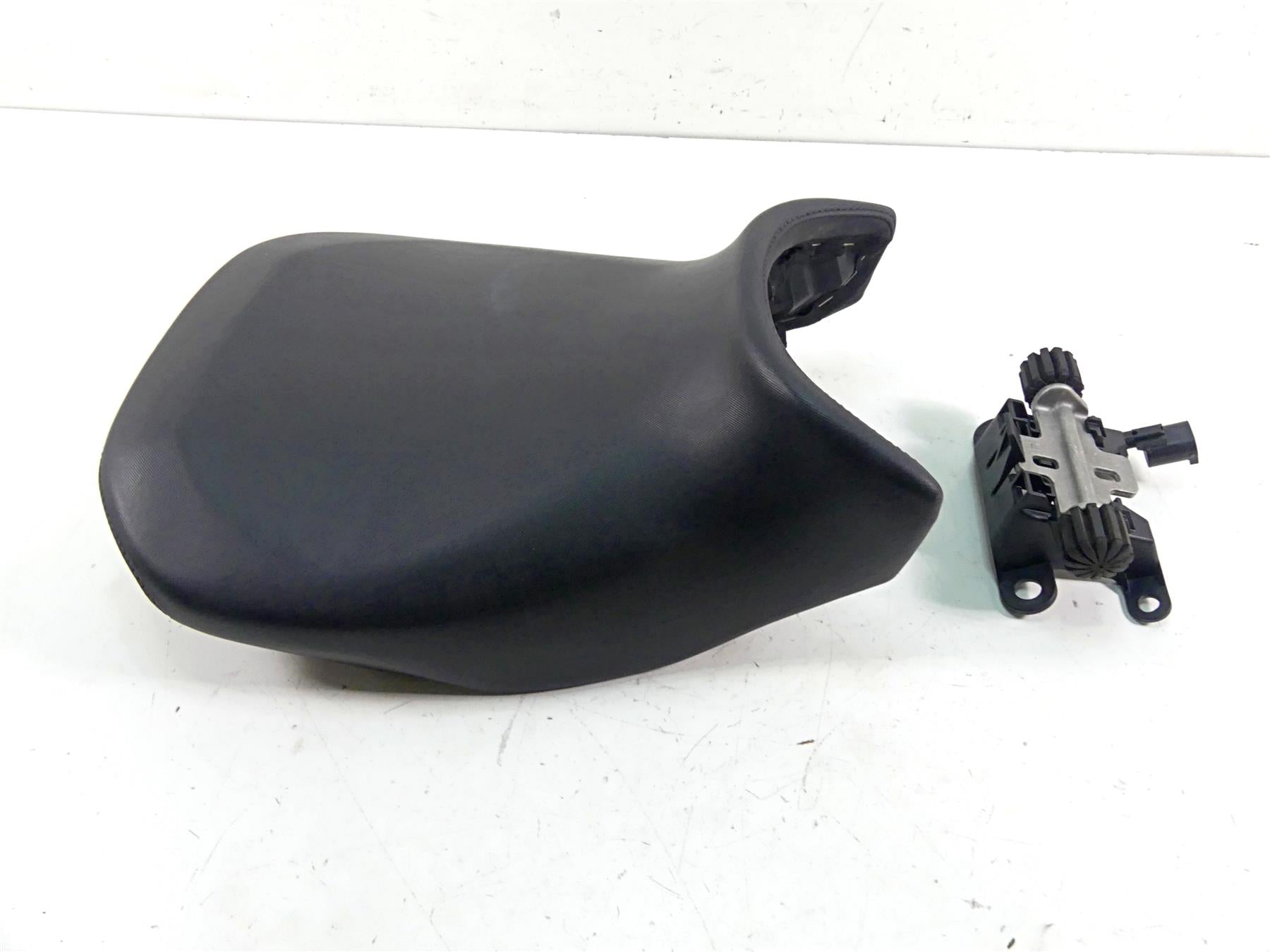 2015 BMW R1200GS GSW K50 Front Driver Low Seat Saddle - No Tears 52538532736 | Mototech271