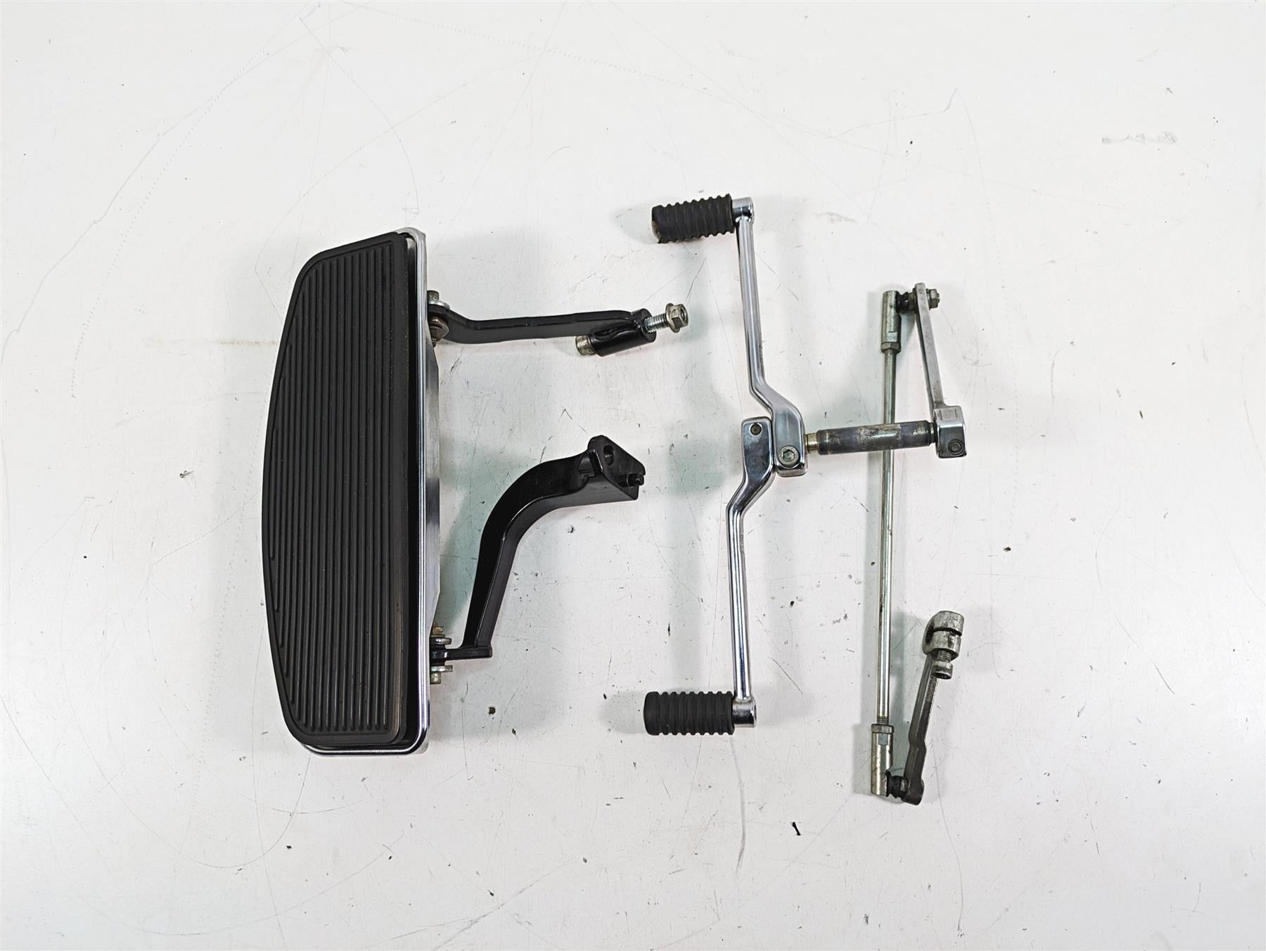 2011 Harley Touring FLHR Road King Front Left Floorboard & Shifter 50621-06 {{ shop.shopifyCountryName }} - Mototech271