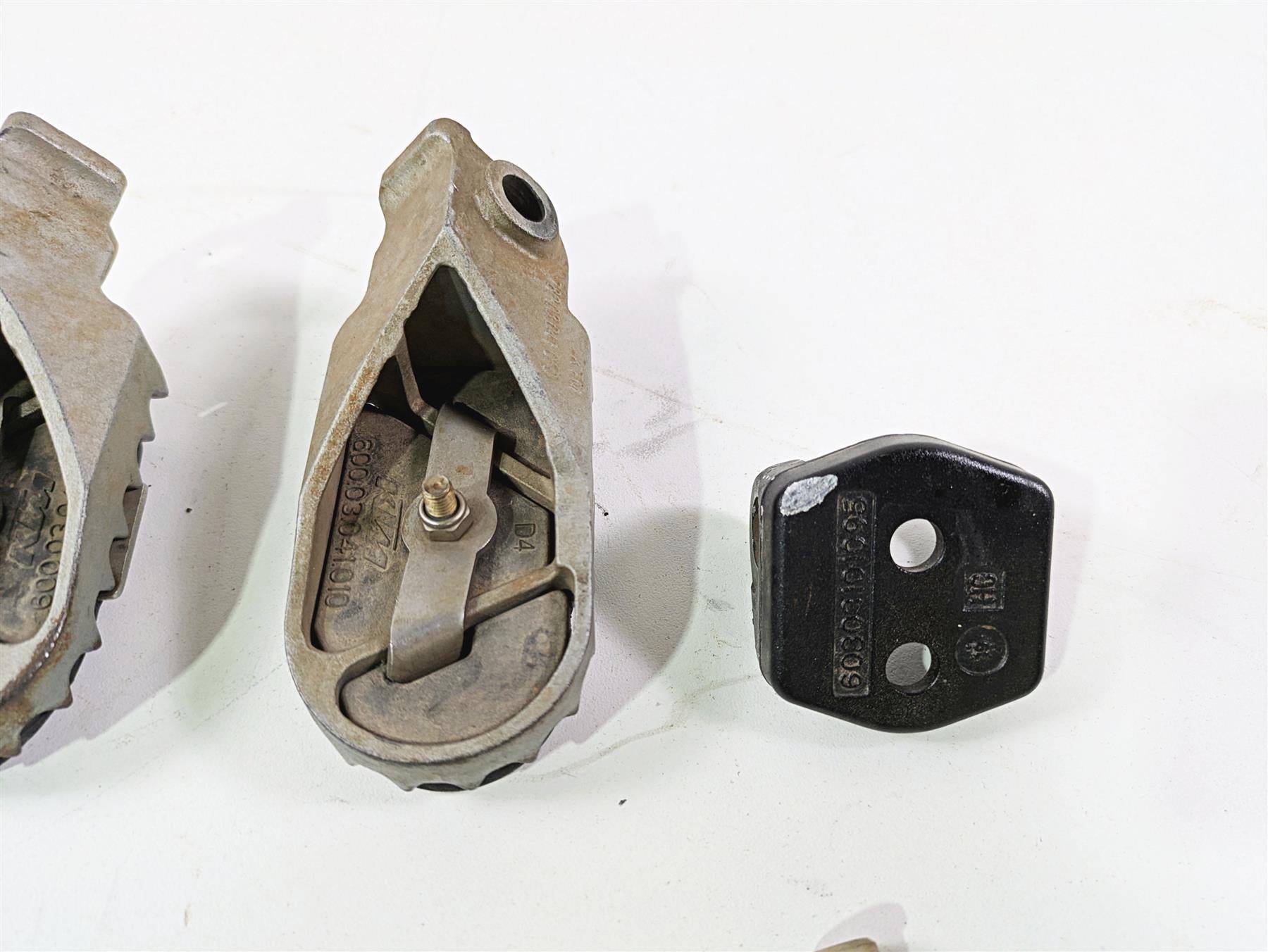 2020 KTM 1290 Super Adventure R Rider Footpeg Set & Clips & Bolts 60003040133 {{ shop.shopifyCountryName }} - Mototech271
