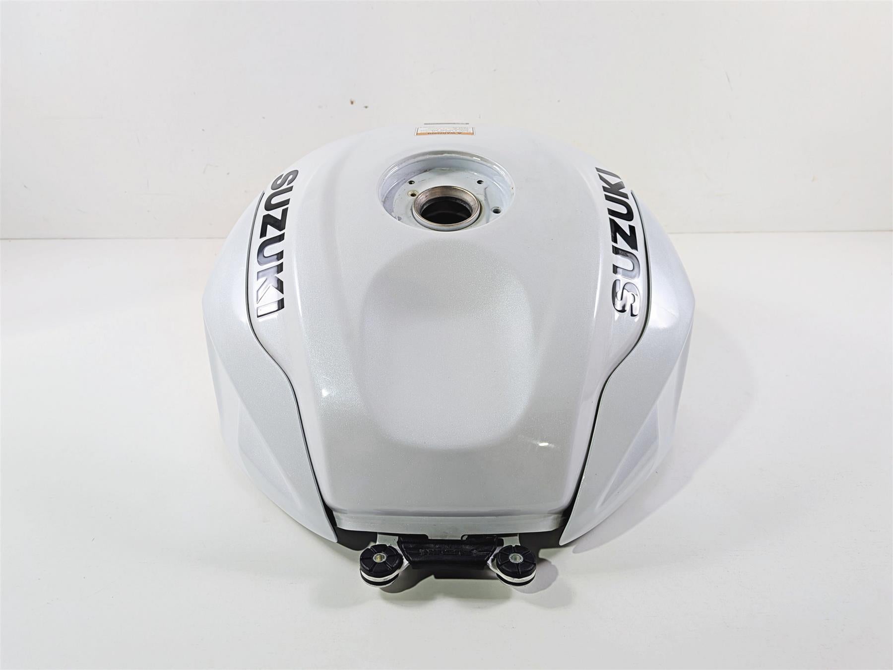 2024 Suzuki GSXR600 Fuel Gas Petrol Tank & Covers White - Nice 44100-14JJ0 {{ shop.shopifyCountryName }} - Mototech271