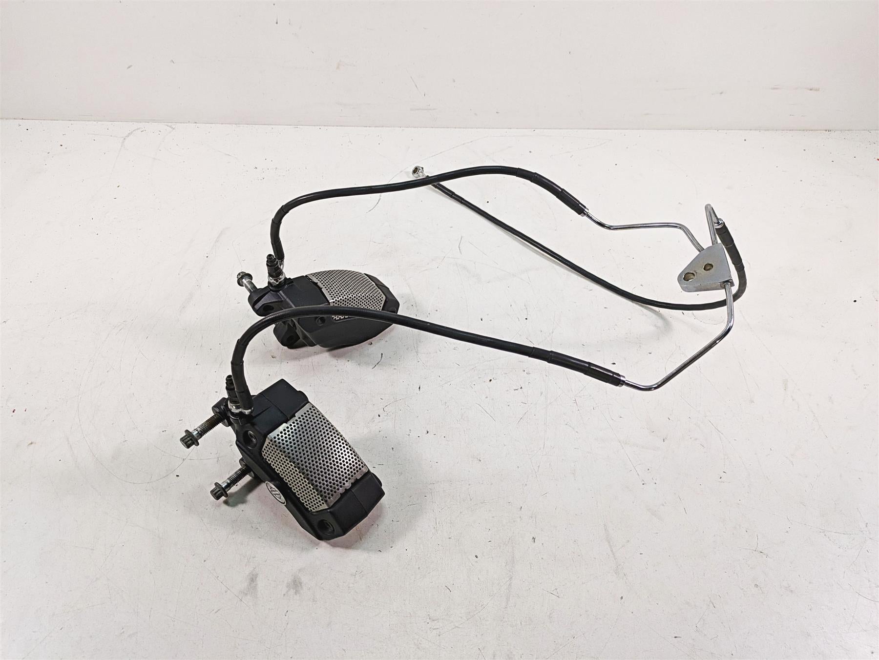 2010 Harley Touring FLHTCU Electra Glide Brembo Front Brake Caliper Set 43027-08 {{ shop.shopifyCountryName }} - Mototech271