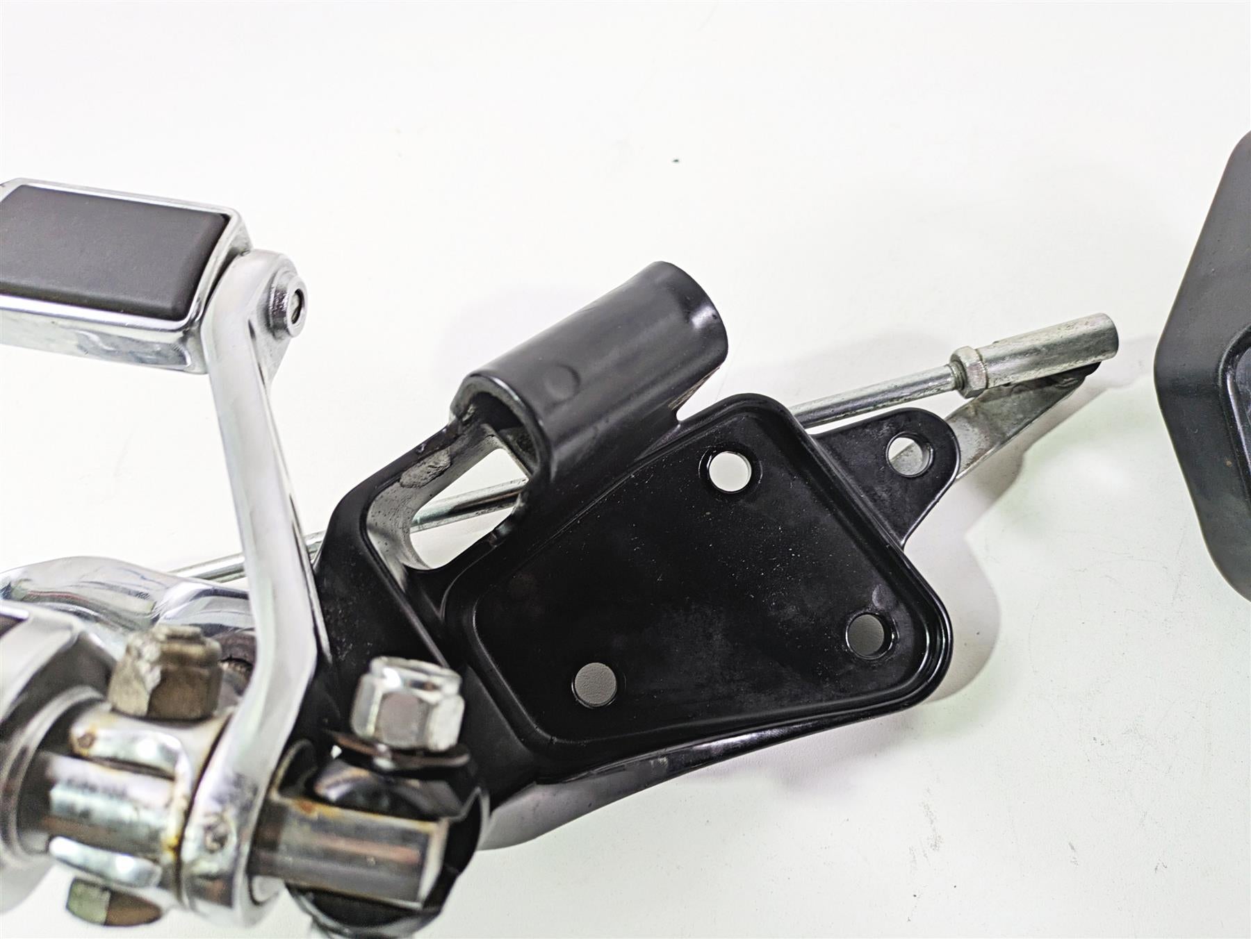 2004 Harley Softail FXSTDI Deuce Front Forward Foot Control Peg 33683-00 42507-00 {{ shop.shopifyCountryName }} - Mototech271