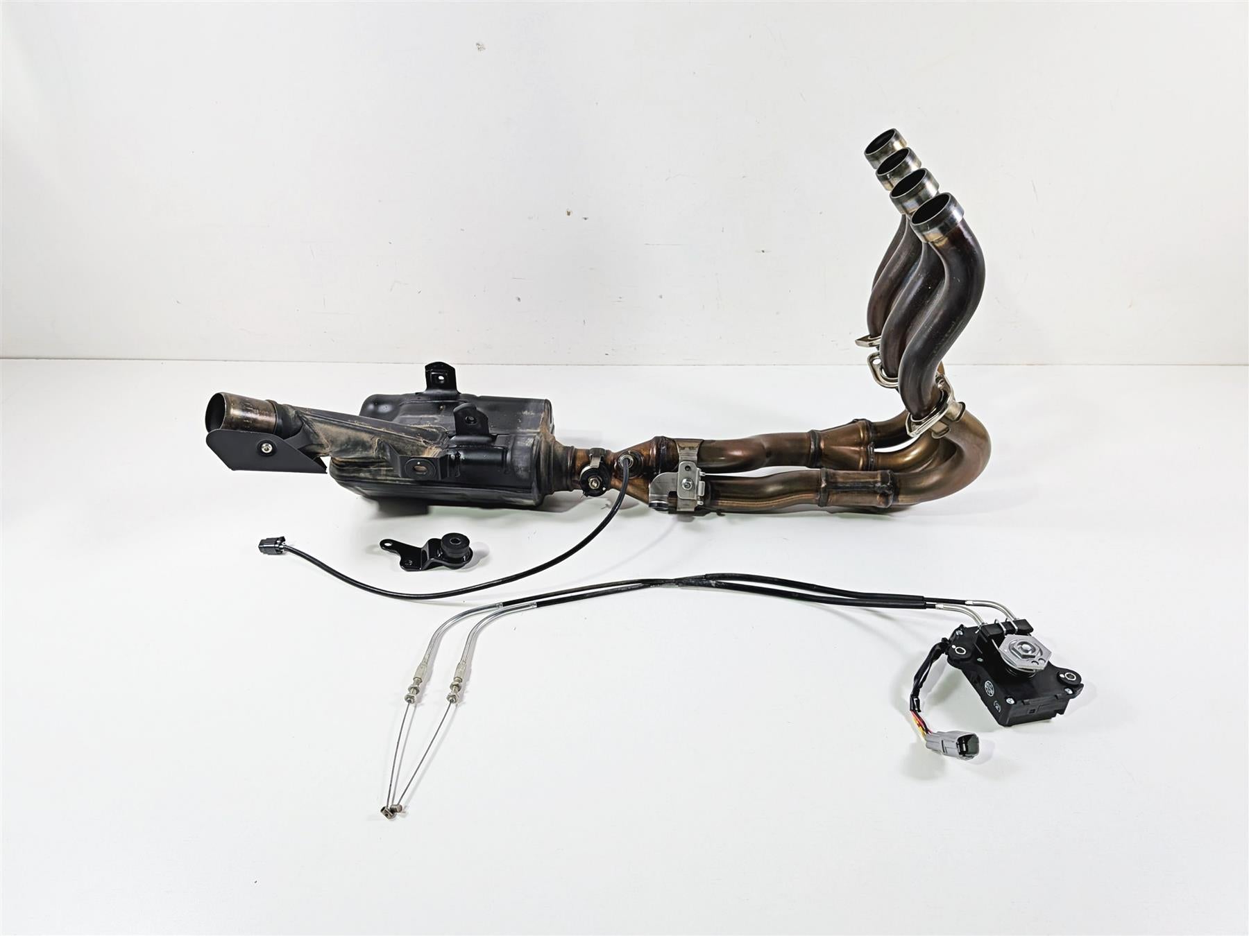 2024 Suzuki GSXR600 Exhaust Header & Servo Motor 14100-14J00 33970-47H03 {{ shop.shopifyCountryName }} - Mototech271
