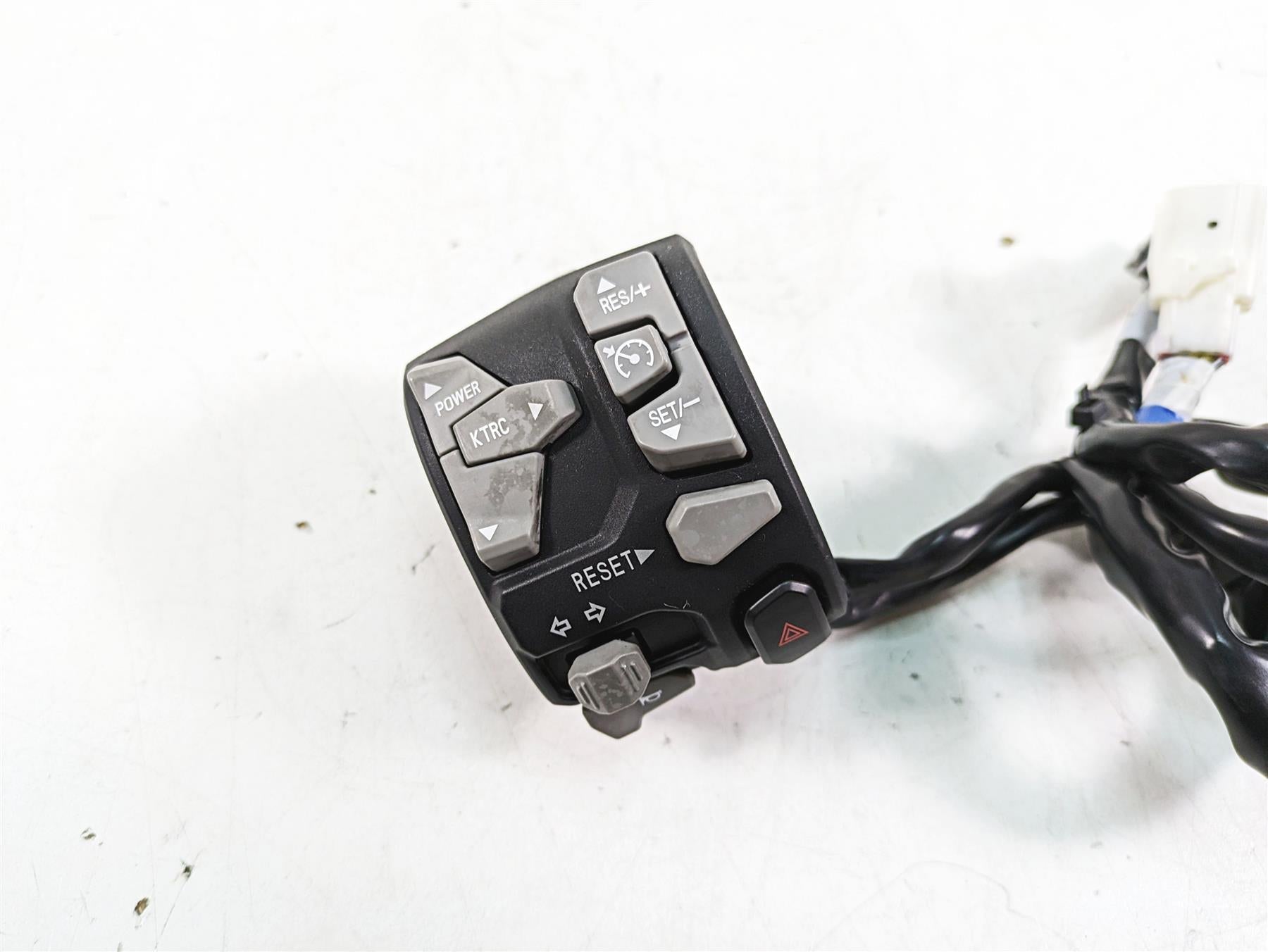 2018 Kawasaki ZX1002 Ninja H2 SX Left Cruise Control Switch - Read 46091-0435 {{ shop.shopifyCountryName }} - Mototech271