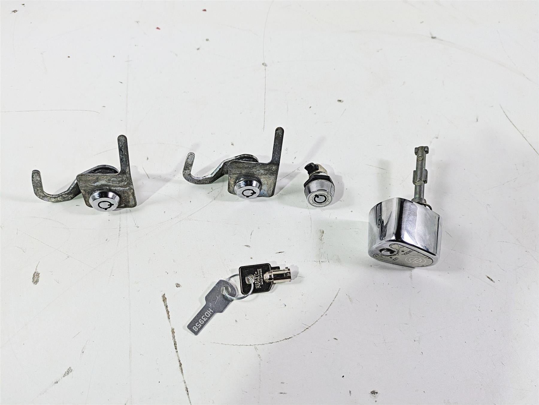 2008 Harley Touring FLHTP Electra Glide Ignition Switch Knob + Key Lock 71532-03 {{ shop.shopifyCountryName }} - Mototech271